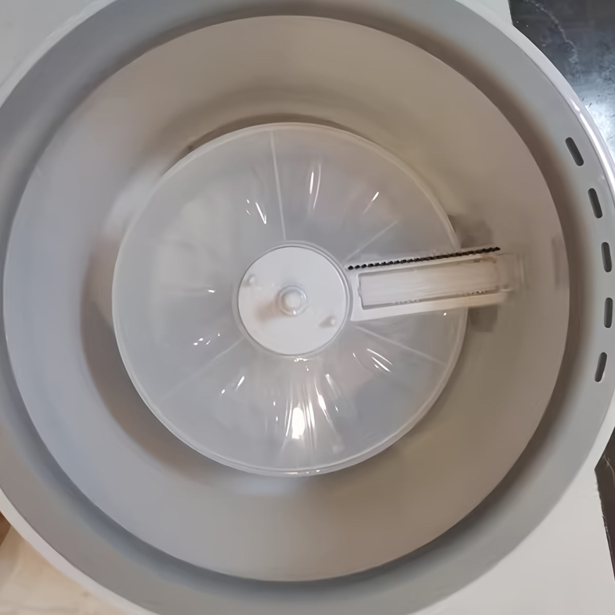 Portativ uy pol mopi, aylanuvchi ABS zanglamaydigan po'latdan yasalgan bosh va super nozik tolali mop pad bilan, yashash xonalarida, yotoqxonalarda, hammomlarda, oshxonalarda va hojatxonalarda tozalash uchun mukammal. Quvnoq 1 dona to'plamda keladi.