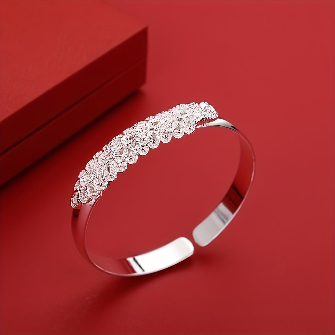 S999 kumush to'yingan tovuq yurak sutrasi ochiq bilaguzuk, qiz do'stlar uchun ideal bo'lgan zamonaviy va moslashuvchan mustahkam ochiq bilaguzukdir.