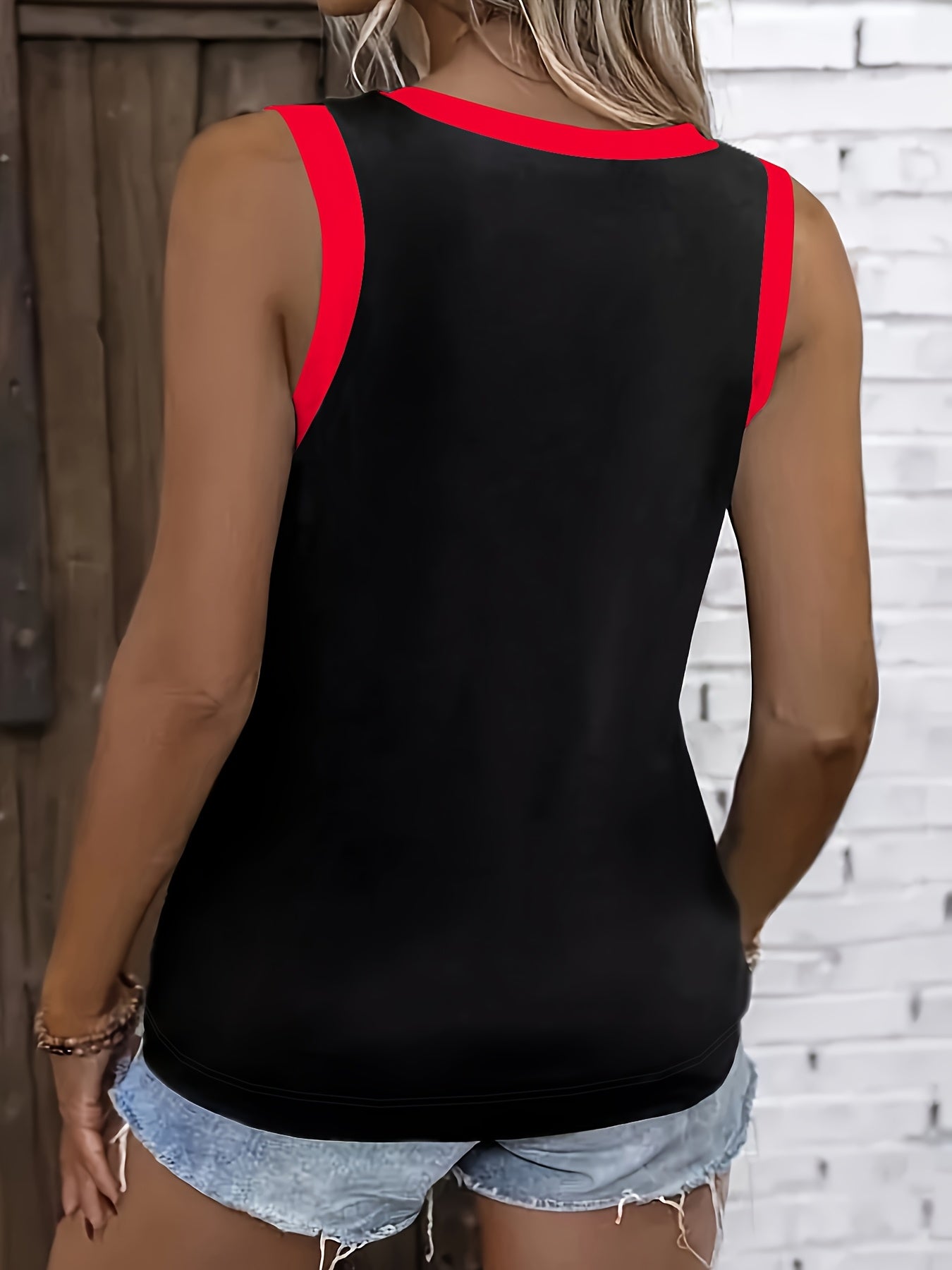 Женская черная безрукавка-топ с красными акцентами из дышащего полиэстера