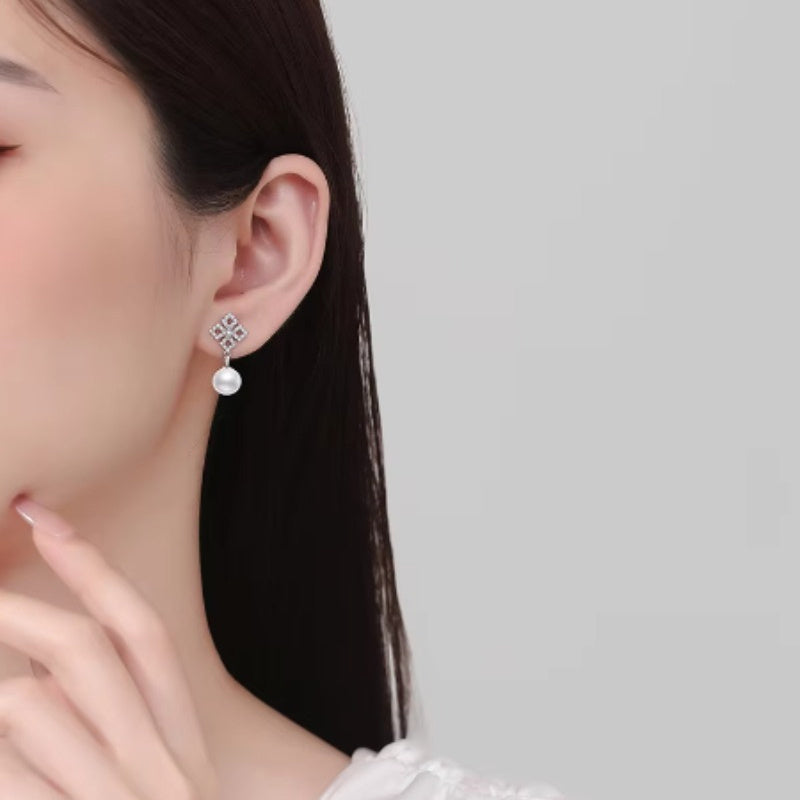 S925 sterling kumushdan yasalgan, toza suv marvaridli to'rt yaproqli clover bilaguzuklari, ayollar uchun nafis zargarlik, banketlar, partiyalar, bayramlar, tug'ilgan kunlar, to'ylar va yubileylarga mukammal sovg'a, noyob va chiroyli aksessuarlar.