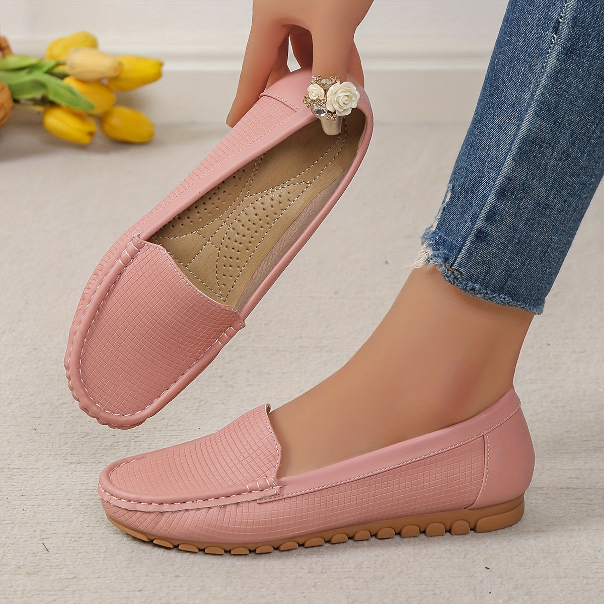 Women's Slip-On Loafers with Flannel Lining Solid Color Flat Shoes for All Seasons