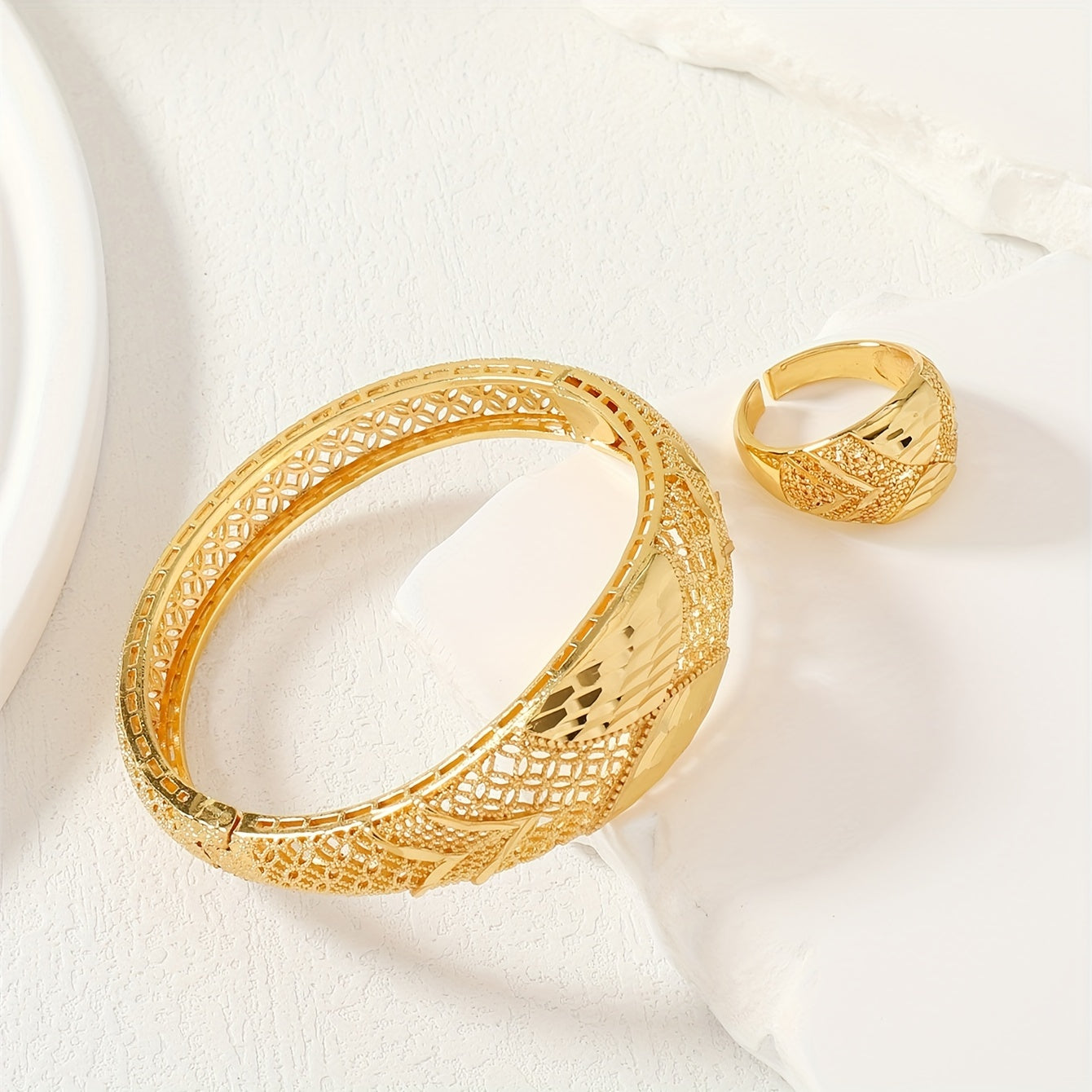 Ajoyib Vintage Zargarlik To'plami 24K Oltin Qoplangan Misda - Keng Qulf Bilaguzuk va Nozik Kesilgan Detallarga Ega Halqa, Har qanday mavsumda ayollar uchun ideal, Maxsus tadbirlar, masalan, to'ylar va banketlar uchun ideal.