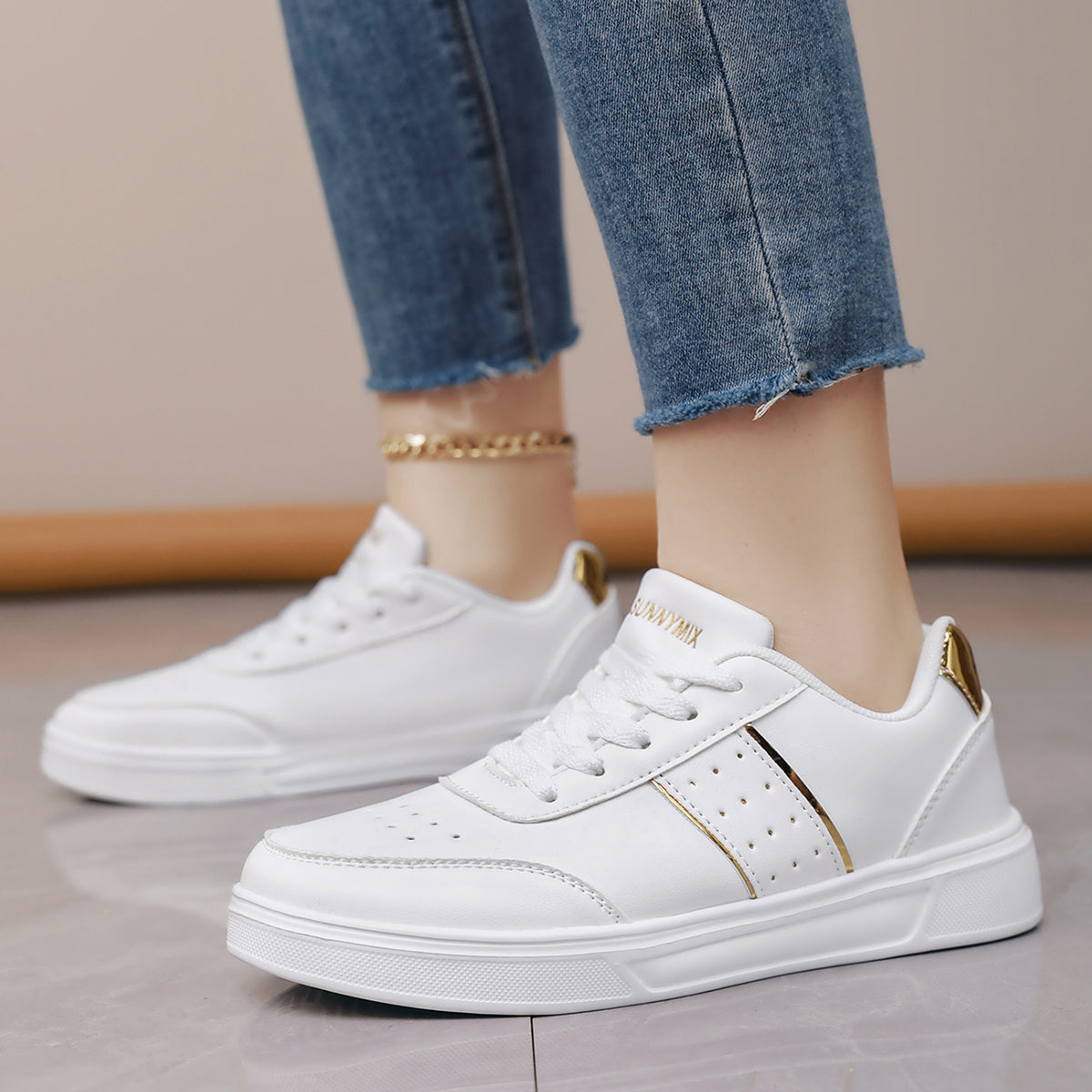 Ayollar uchun qora pastki qismi ochiq sport poyabzali, nafas oladigan PU, kundalik kiyim uchun, oltin detallari bilan