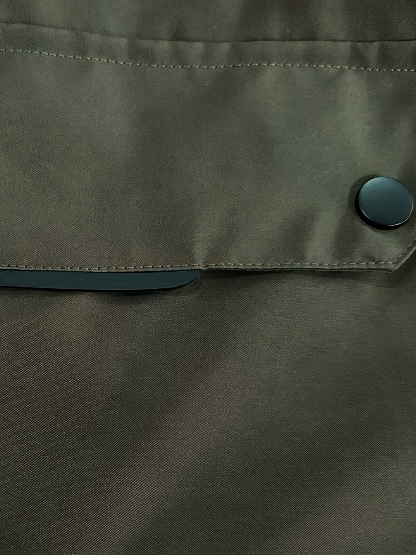 Qora erkaklar uchun shamol o'tkazmaydigan, suv o'tkazmaydigan jakk, logotip dizayni, bir nechta cho'ntaklar va qulay polyester mato bilan. Velosipedda, yugurishda va tasodifiy kiyim uchun mos. Shuningdek, plus o'lchamda ham mavjud.