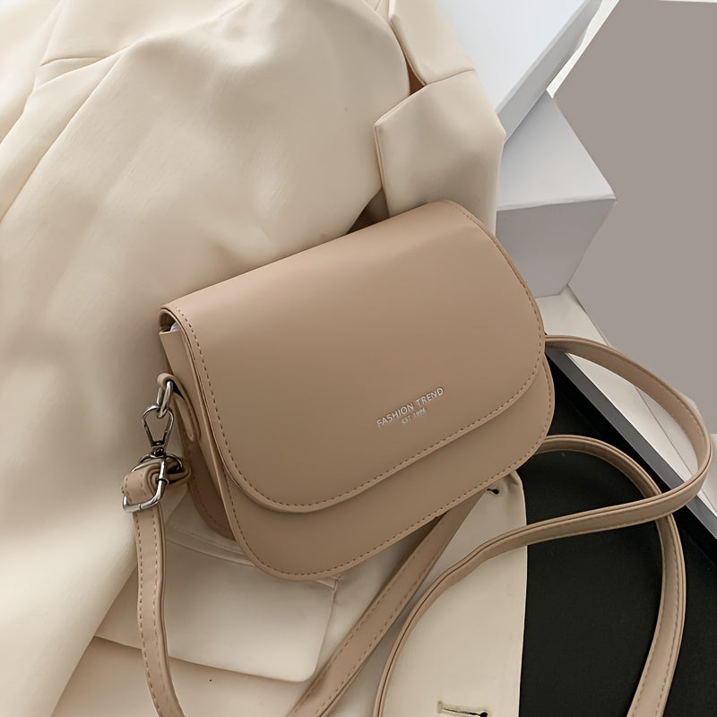 Silliq va zamonaviy ot bag'aji, tasodifiy tuzilishga va minimalist dizaynga ega, yelka ustida yoki diagonaldan taqilishi mumkin.