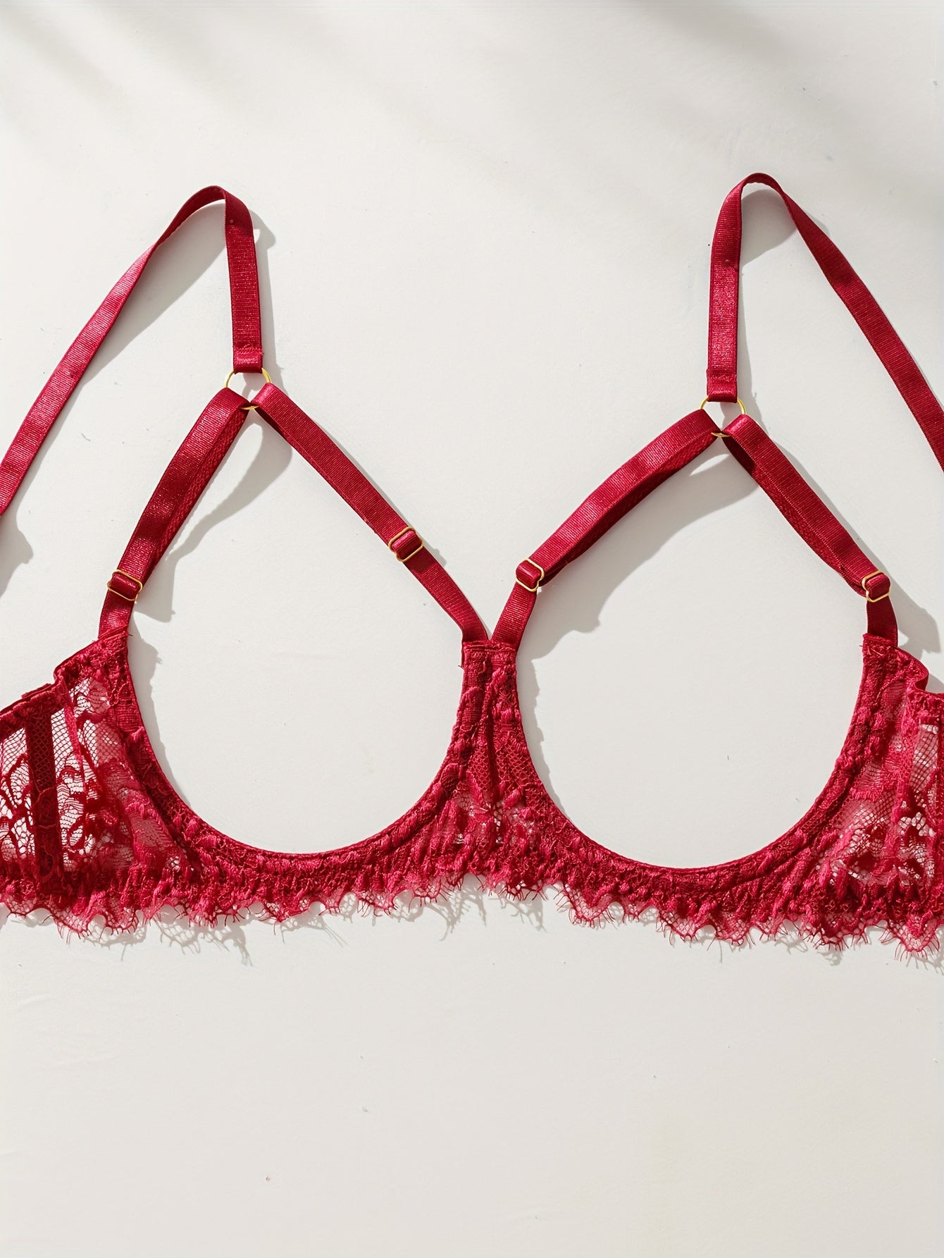 Ayollar uchun ochiq ko'krakli brassier, ochiq qorinli thong va gullar bilan bezatilgan dantelli dizayni bilan sexy kiyim to'plami.