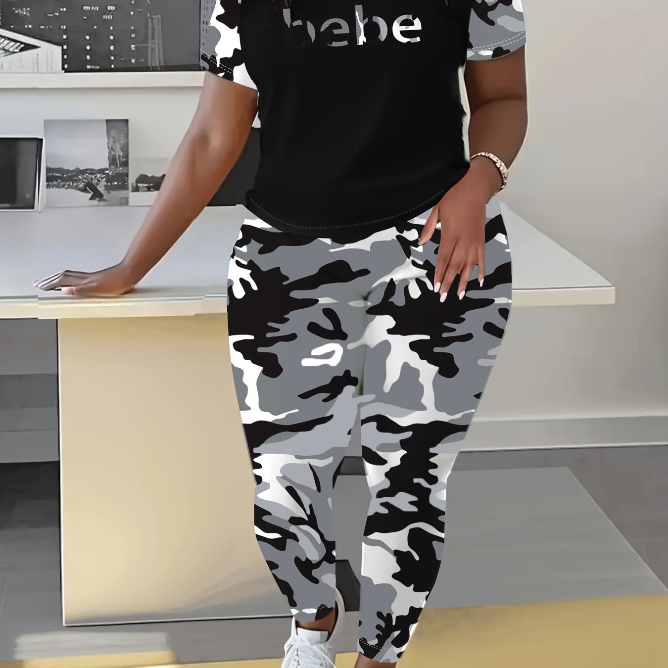Conjunto casual de camiseta de manga corta y pantalones largos para mujer en camuflaje negro y blanco con diseño abstracto