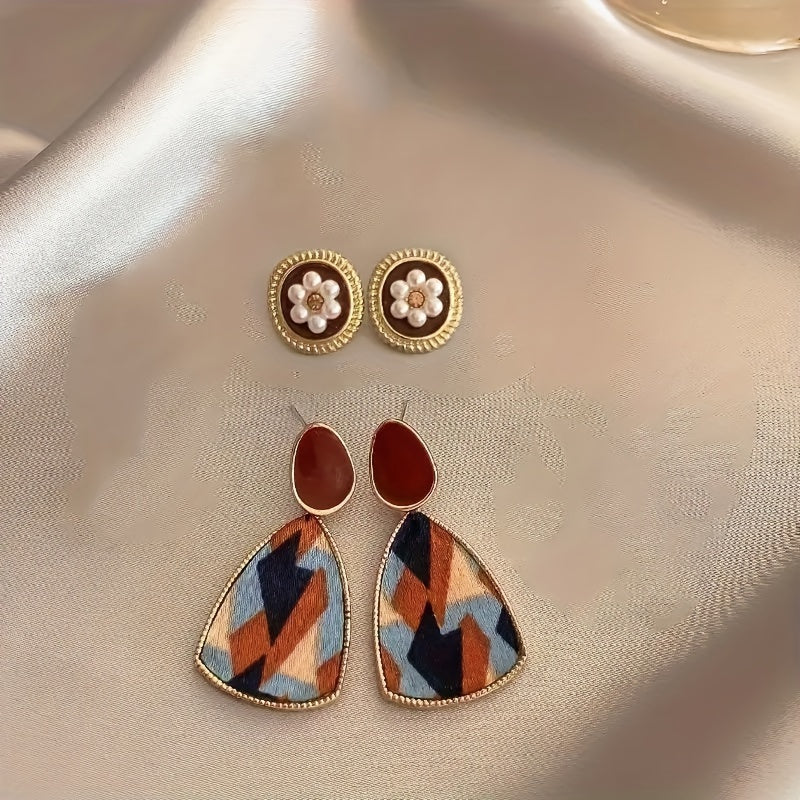 5 ta vintage hashamatli taqinchoqlar to'plami, sink qotishmasidan yasalgan bayonotli studlar va kumush quloq ignalari bilan yurak shaklidagi osma taqinchoqlarni o'z ichiga oladi. Bayramlar va maxsus tadbirlar uchun mukammal, nafis taqinchoqlar.