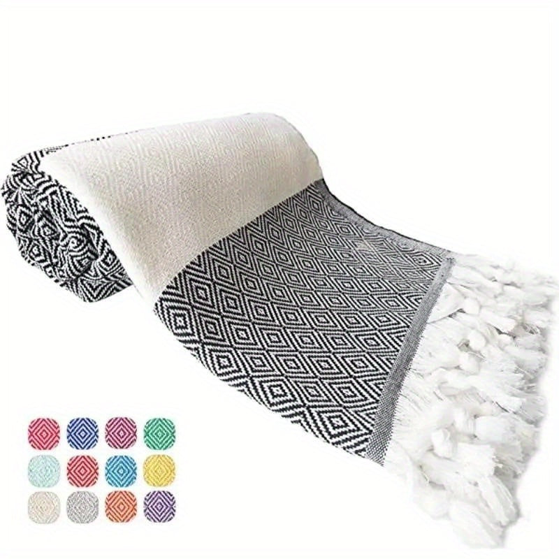 1 dona turk plyaj sochiq, jakardli romb dizayni bilan, tez quriydigan va qumga yopishmaydigan, o'lchami 71" x 39" (100 sm x 180 sm) plyaj va hammomda foydalanish uchun.