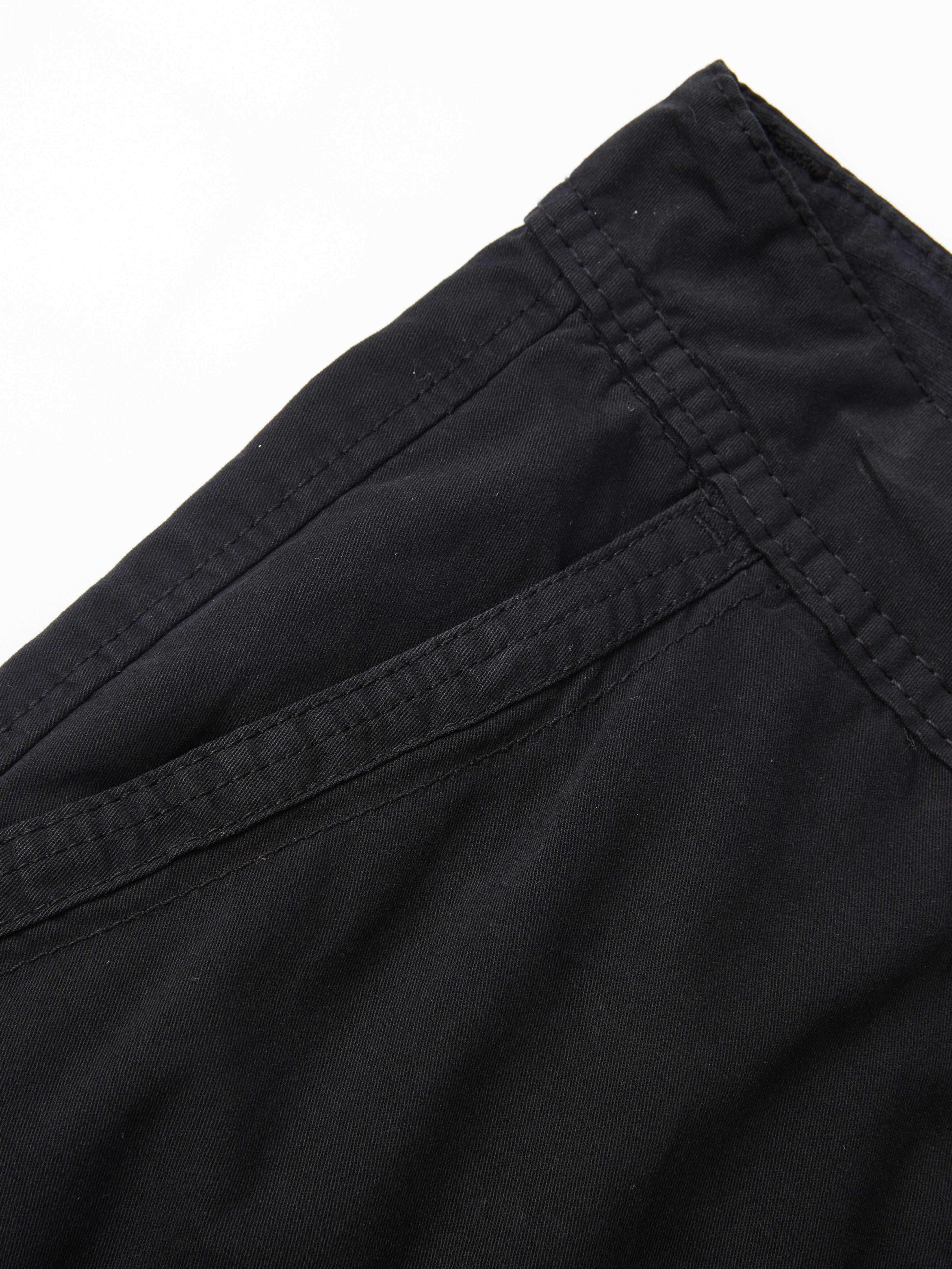 Erkaklar uchun katta o'lchamdagi paxta kargo shortlari, bir rangli ko'cha uslubida, bir nechta cho'ntaklar bilan va oddiy moslashuvda. Cho'zilmaydigan to'qilgan mato.