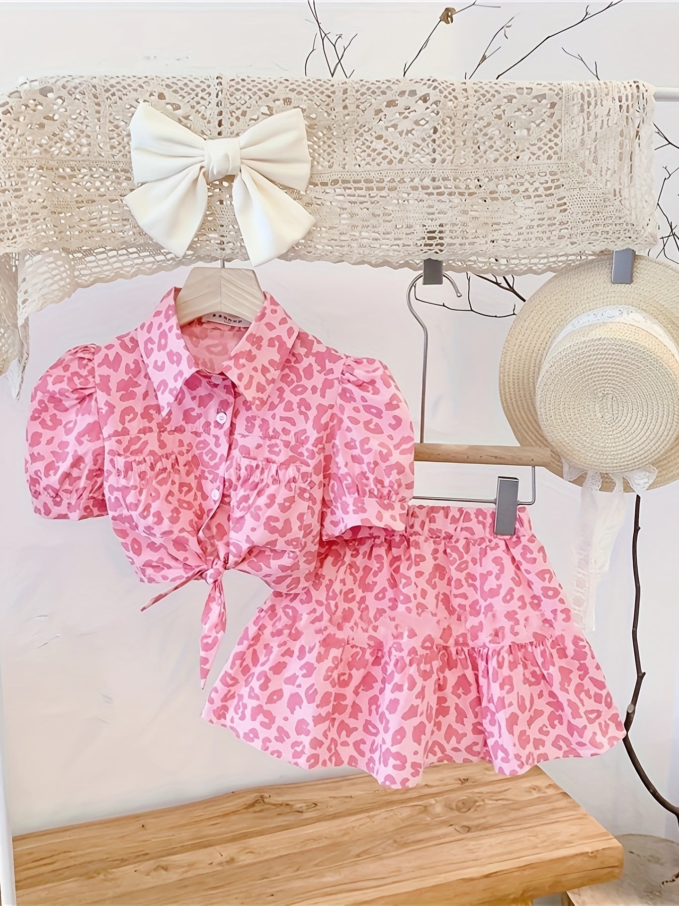 Conjunto de leopardo rosa para niñas con camisa de manga corta y falda con volante