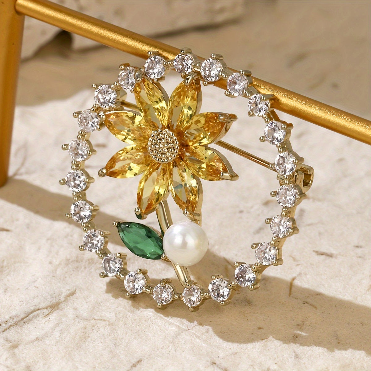 Vintage uslubidagi gullar bilan bezatilgan yeng pin, porloq zirkoniy bilan, ayollar uchun sharf va kiyimlarga hashamat va nafislik qo'shish uchun mukammal.