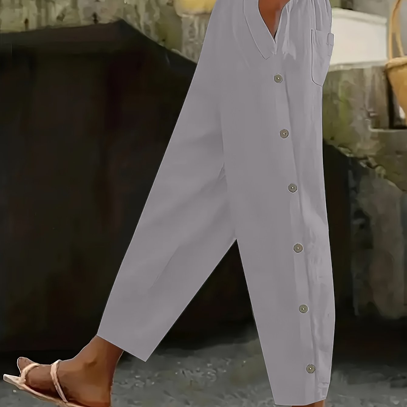 Pantalones de mujer de talla grande con pierna ancha y detalles de botones en gris claro