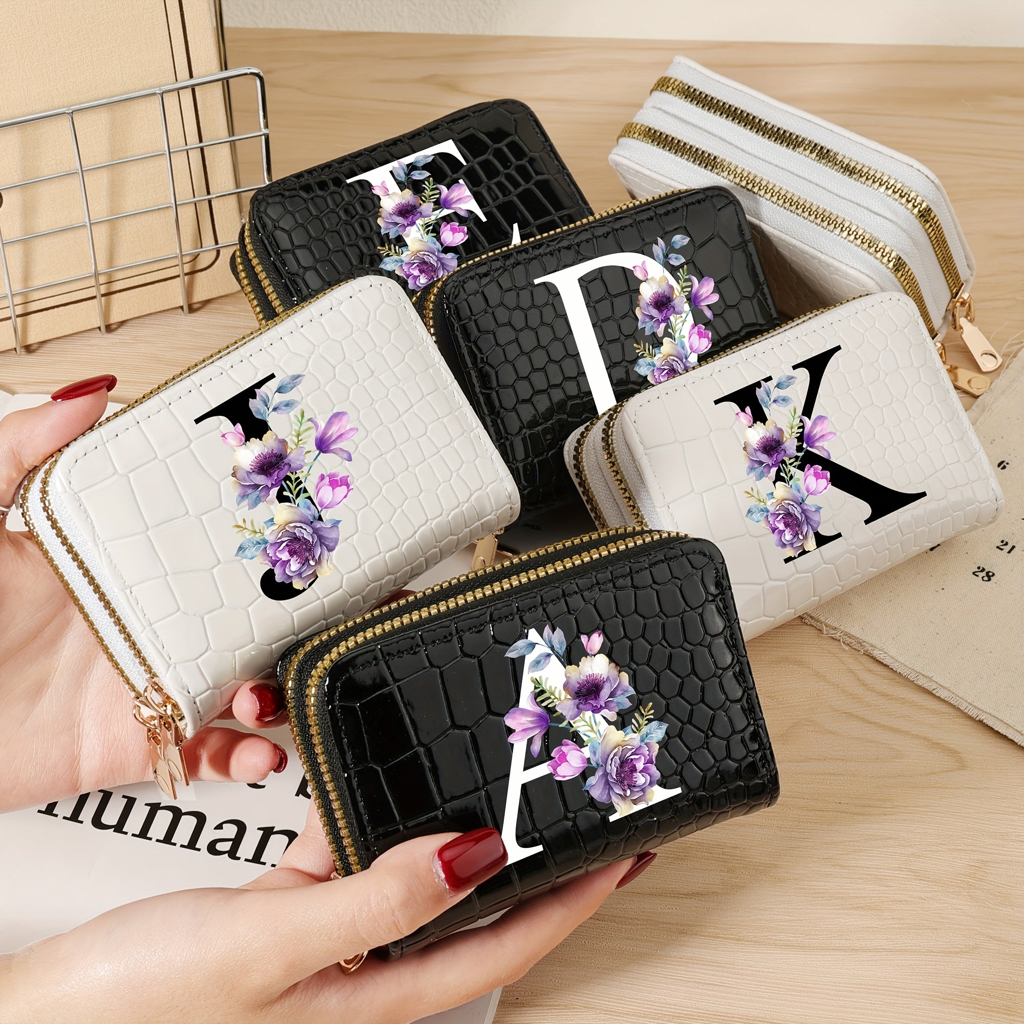 Yuqori sifatli kredit karta ushlagichi minimalist gullar dizayni va ko'p joyli tartibga ega. Maktab yotoqxonalari va maktabga qaytish uchun ideal ikki qatlamli fermuarlı tangalar sumkasi.