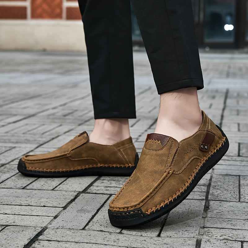 Erkaklar uchun plussiz o'lchamdagi slip-on loferlar, mikrofiber yuqori qismi va qulay va mustahkam yurish poyabzallari uchun sirpanmaydigan kauchuk taglik.