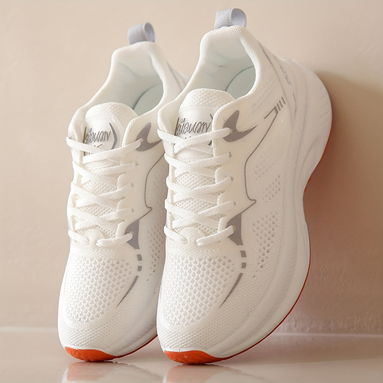 Zapatos de running blancos de mujer con suela naranja, tela transpirable, soporte, zapatillas para todas las estaciones