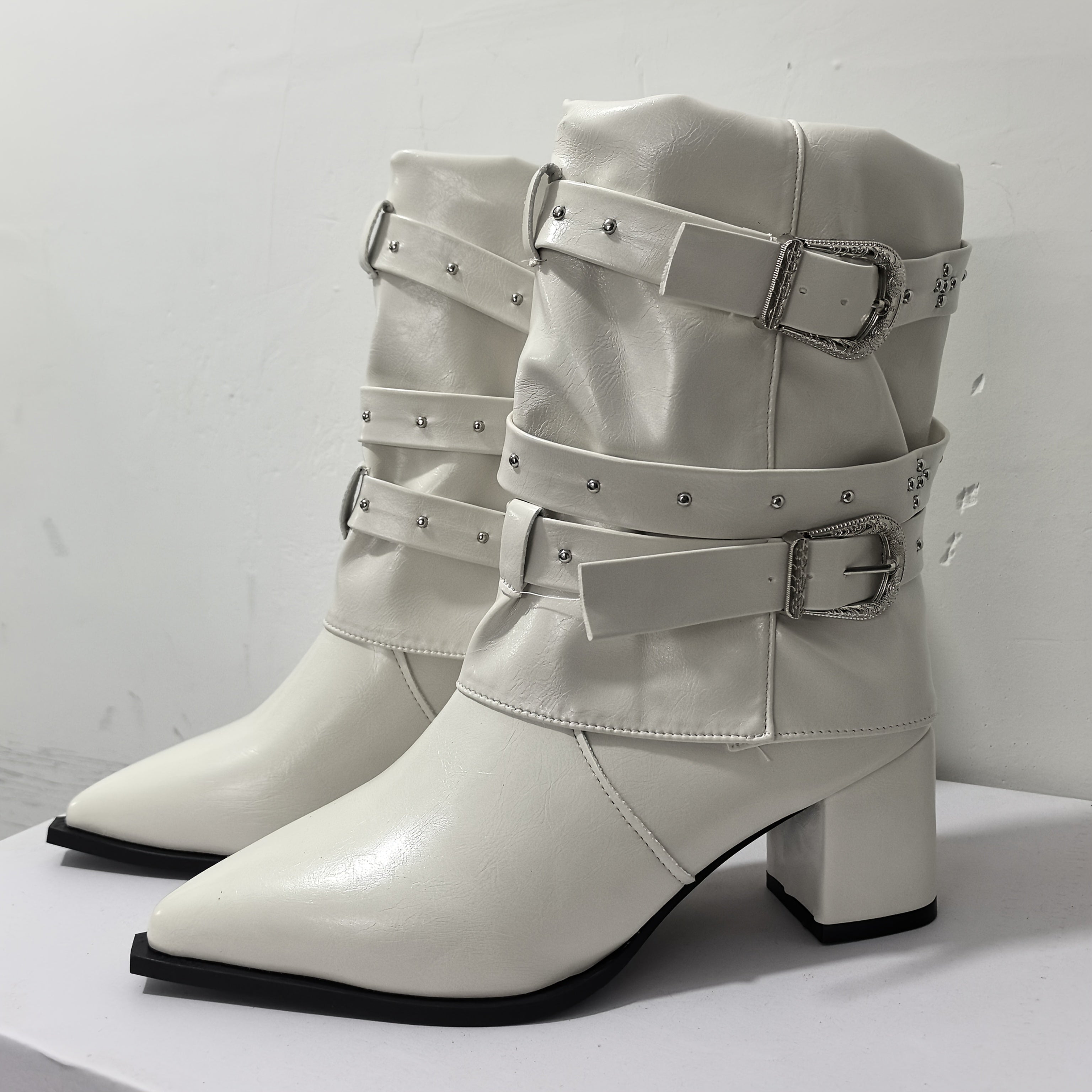 Ayollar uchun tizzaga qadar bo‘lgan poyabzal, o‘rta balandlikdagi taglik, charm, osongina kiyinadigan, burunlari burama, oq, bardoshli