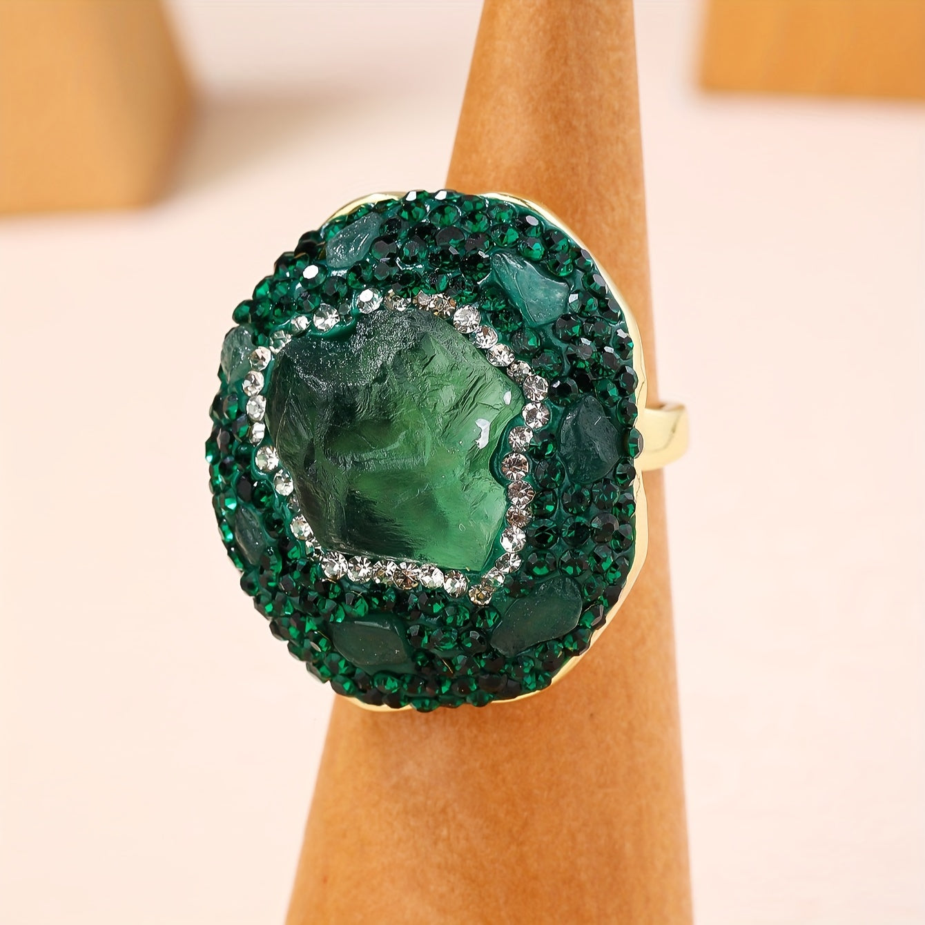 Turli rangdagi tabiiy kristall halqalardan tanlang, ularning o'ziga xos donalari va shakllari mavjud. Toshning energiyasining noaniqligini qabul qiling, chunki u Ona Tabiyatning tabiiy energiyasini o'ziga xos tarzda singdiradi.