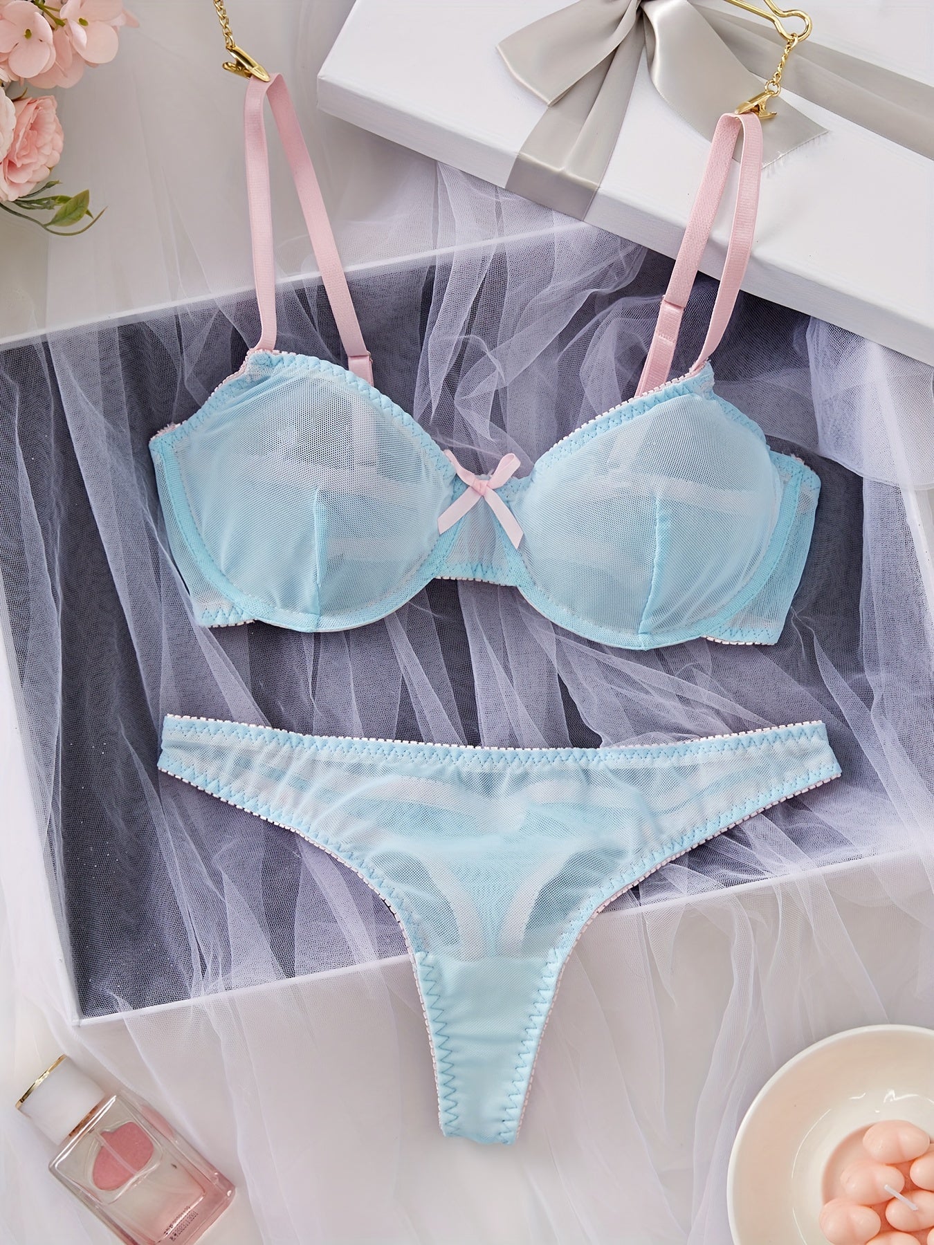 Yengil yelka tasmalari bilan ichki kiyim to'plami, brassiyer va ichki kiyimni o'z ichiga oladi, ayollarning sexy kiyimlari uchun.