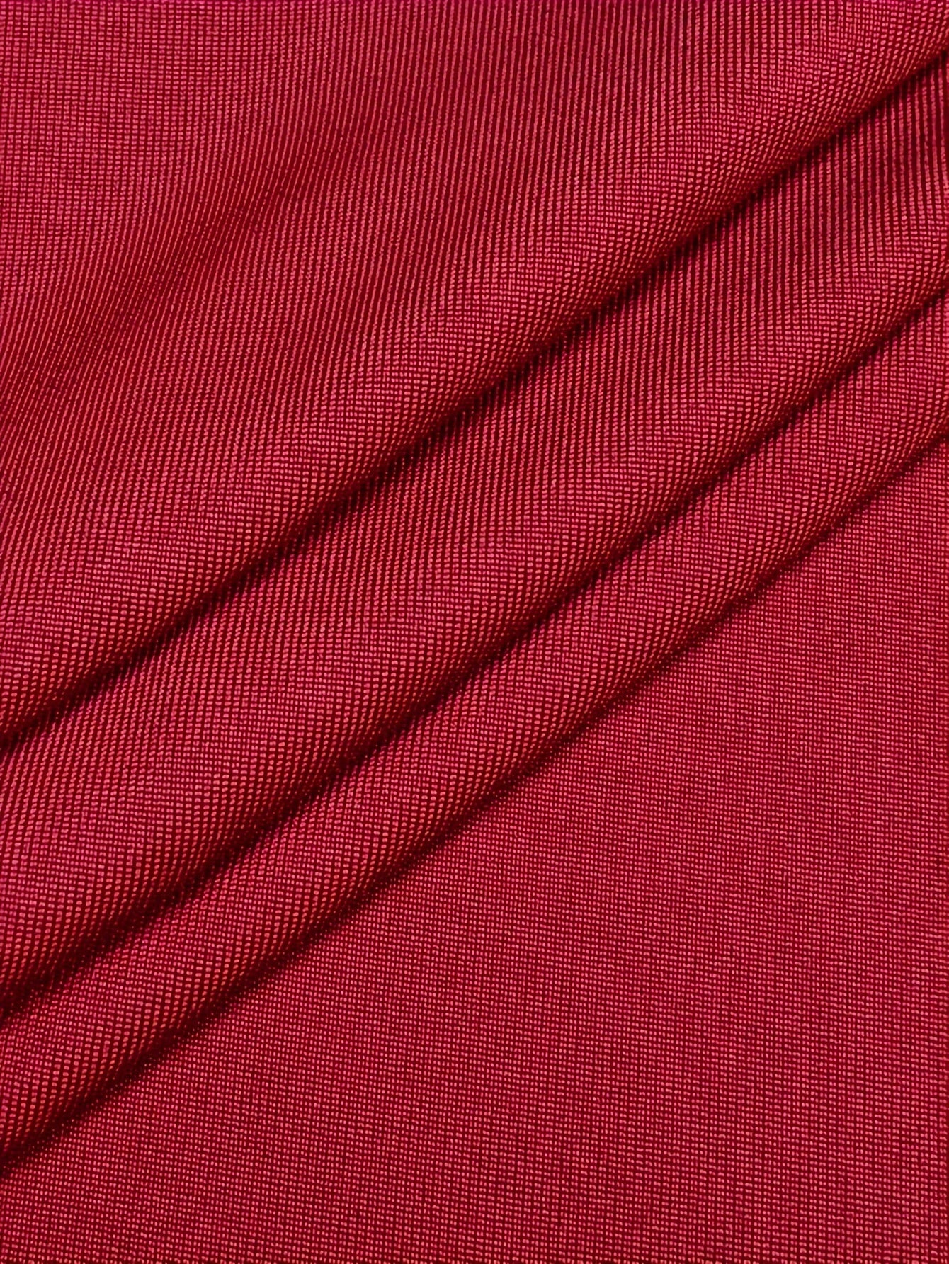 Yuqori o'lchamdagi peplum ko'ylak, to'g'ri rangda, dumaloq bo'yin va qarama-qarshi trim bilan, barcha mavsumlar uchun mos keladigan polyester aralashmasidan tayyorlangan, siqilgan uslubda.