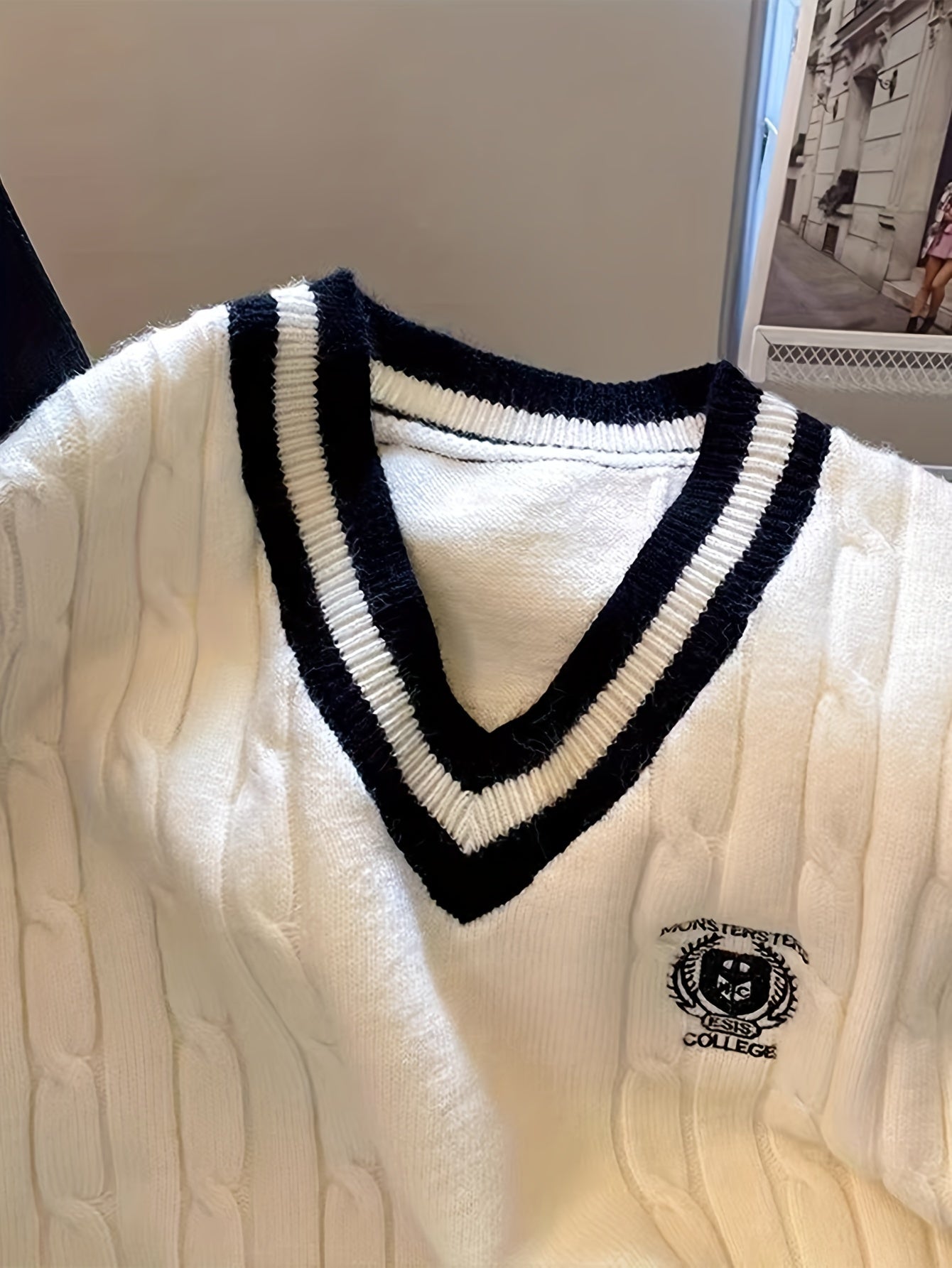 Chaleco de suéter de punto con cuello en V y detalle de insignia, poliéster acrílico, patrón de contraste, para todas las estaciones