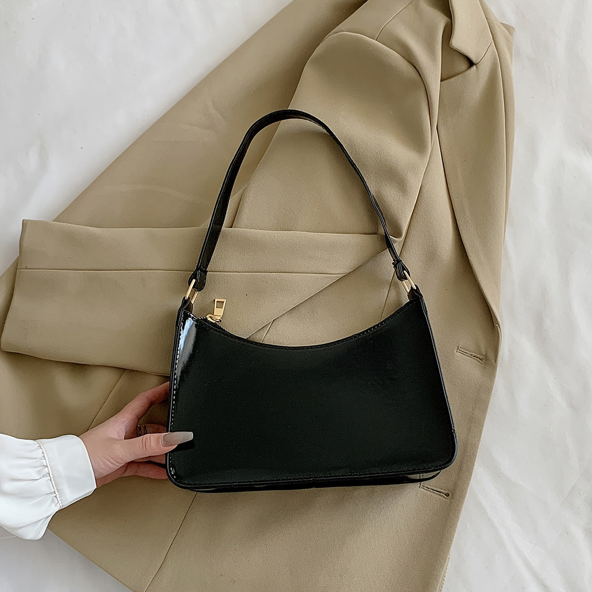 Ayollar uchun Qizil PVC Yengil Sumka, Oltin Rangli Asboblar, Ajratiladigan Tasmali | Har kuni, ishda yoki ta'tilda foydalanish uchun zamonaviy baget | Onalar va qiz do'stlar uchun ideal sovg'a | Zarif yuqori tutqich