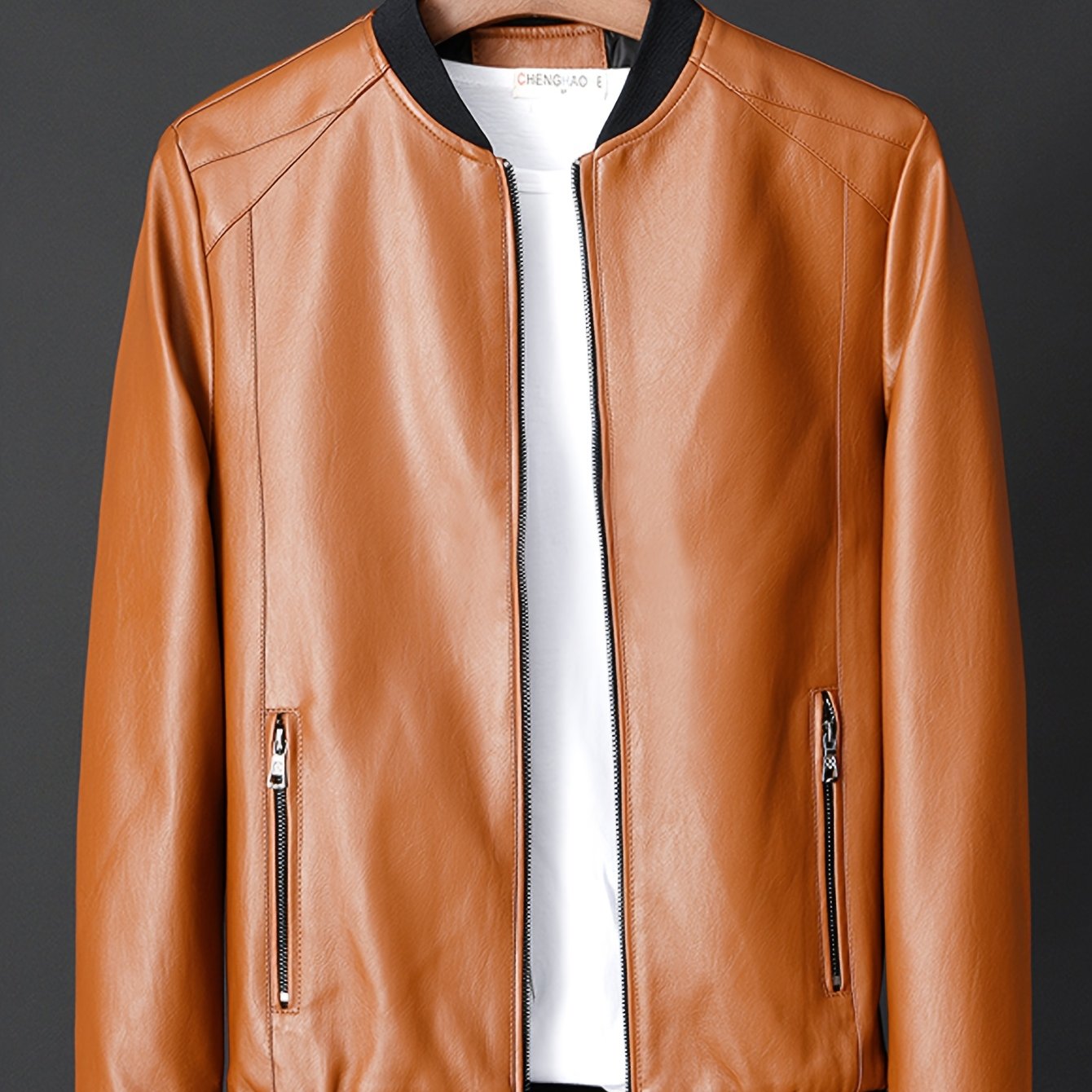 Erkaklar uchun amerika uslubidagi toraytiruvchi jaket, beysbol yaka va metall zip tafsilotlari bilan, tasodifiy va biznes kiyimlari uchun mos. Quvvat uchun mashinada yuvilishi mumkin, bahor va kuz uchun ideal.