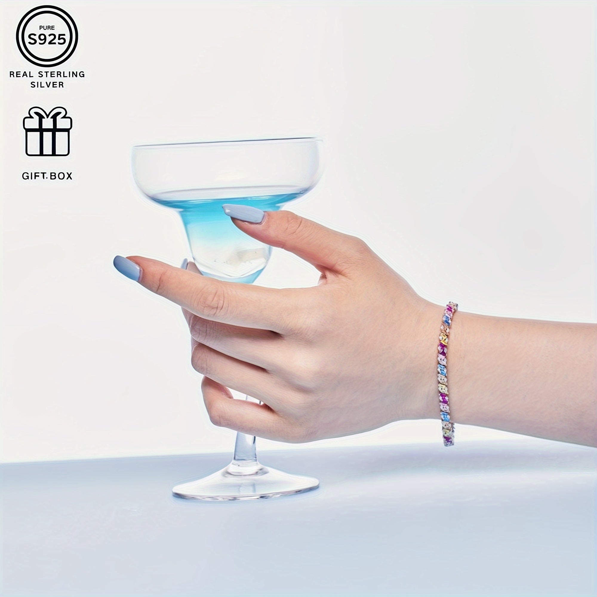 Удивительный браслет-теннис из серебра 925 пробы, украшенный рядом сверкающих бриллиантов, подходит для чувствительной кожи. С классическим дизайном, этот браслет идеально подходит для празднования дней рождения, юбилеев, выпускных и свадеб. Приходит в