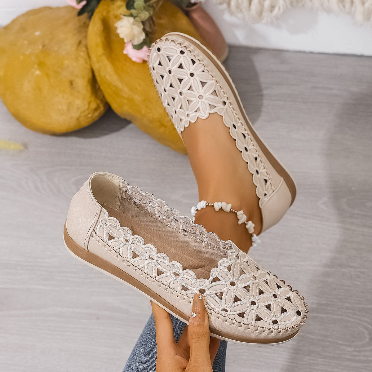 Ayollar uchun tikilgan gul naqshli slip-on balet tuflisi, nafas oladigan kesimlar bilan