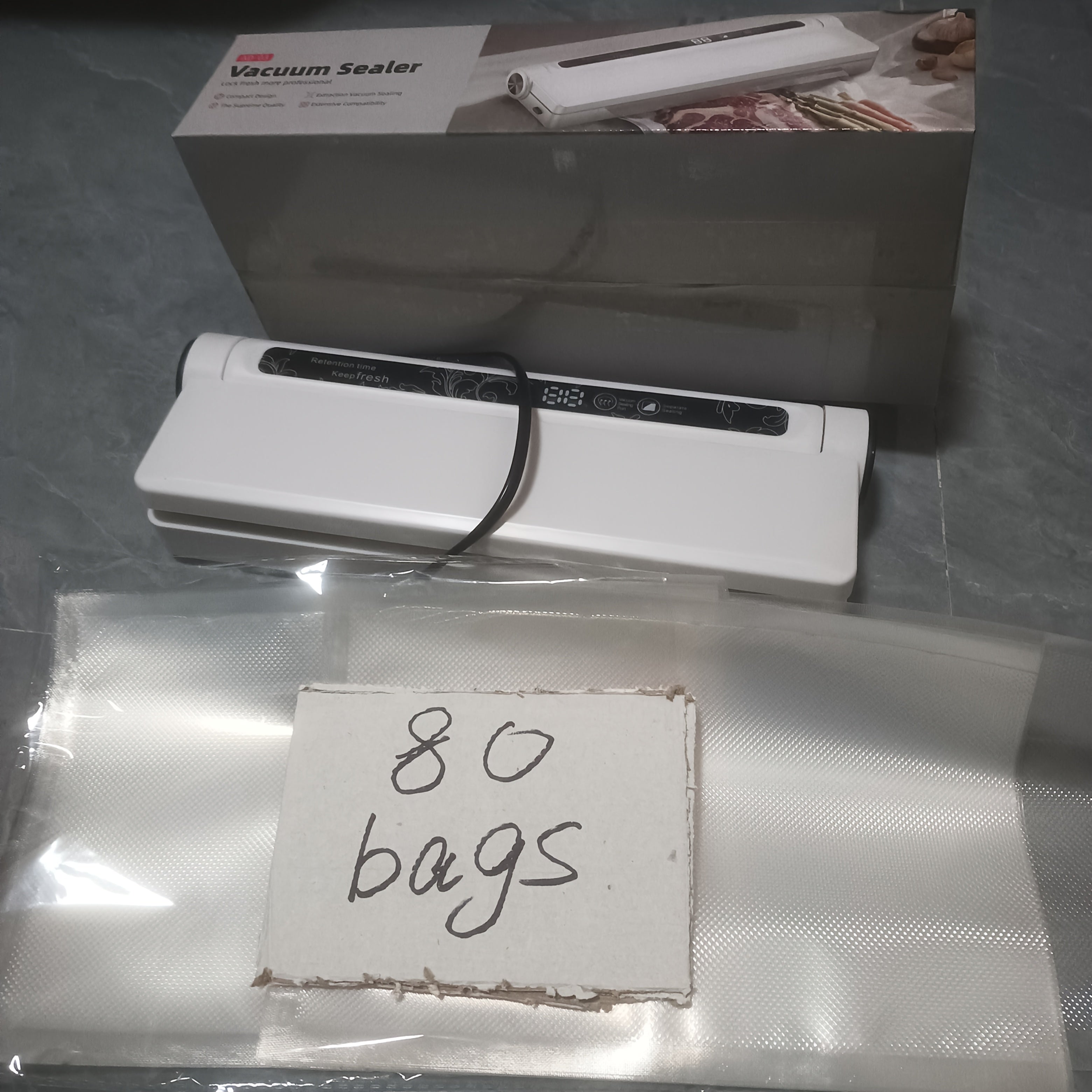 Yevropa standarti rozetkali 1 dona vakuum yopish mashinasi, oq ABS materialidan. Individually yopish mumkin, suyuqliklar vakuum bilan qadoqlanmaydi. 40 yoki 80 ta paket spetsifikatsiyalarida mavjud.