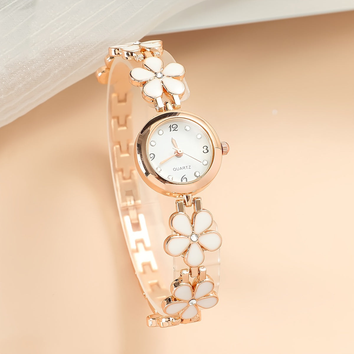 Reloj de cuarzo para mujer con detalles de rhinestone y banda de aleación de zinc con patrón de flor de ciruelo