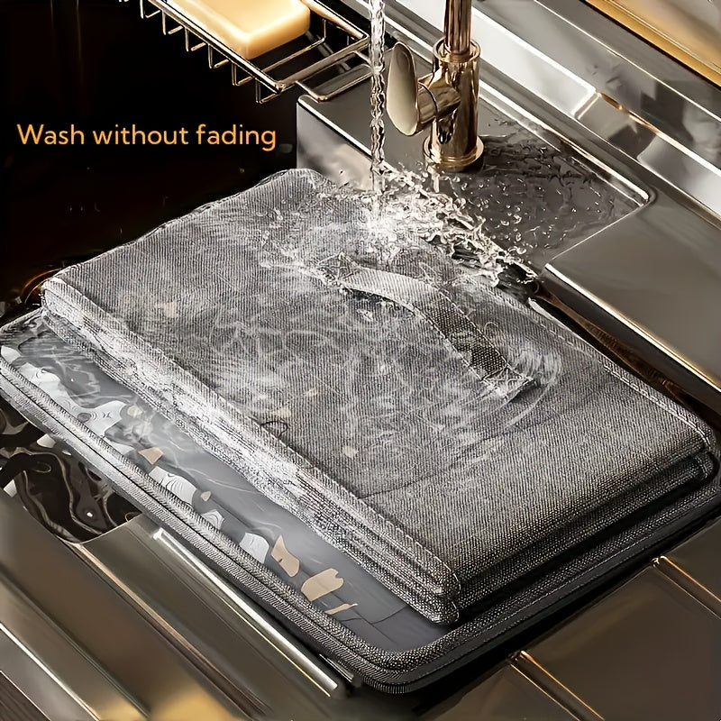 Zamonaviy kulrang kanvasdan tayyorlangan qo'shimcha katta to'plamli saqlash qutisi, ochiladigan qopqoq bilan. Kiyimlar, o'yinchoqlar, kitoblar uchun ideal va yotoqxona, oshxona yoki shkafda ishlatilishi mumkin. Oson ko'tarish uchun mustahkam tutqichlar.