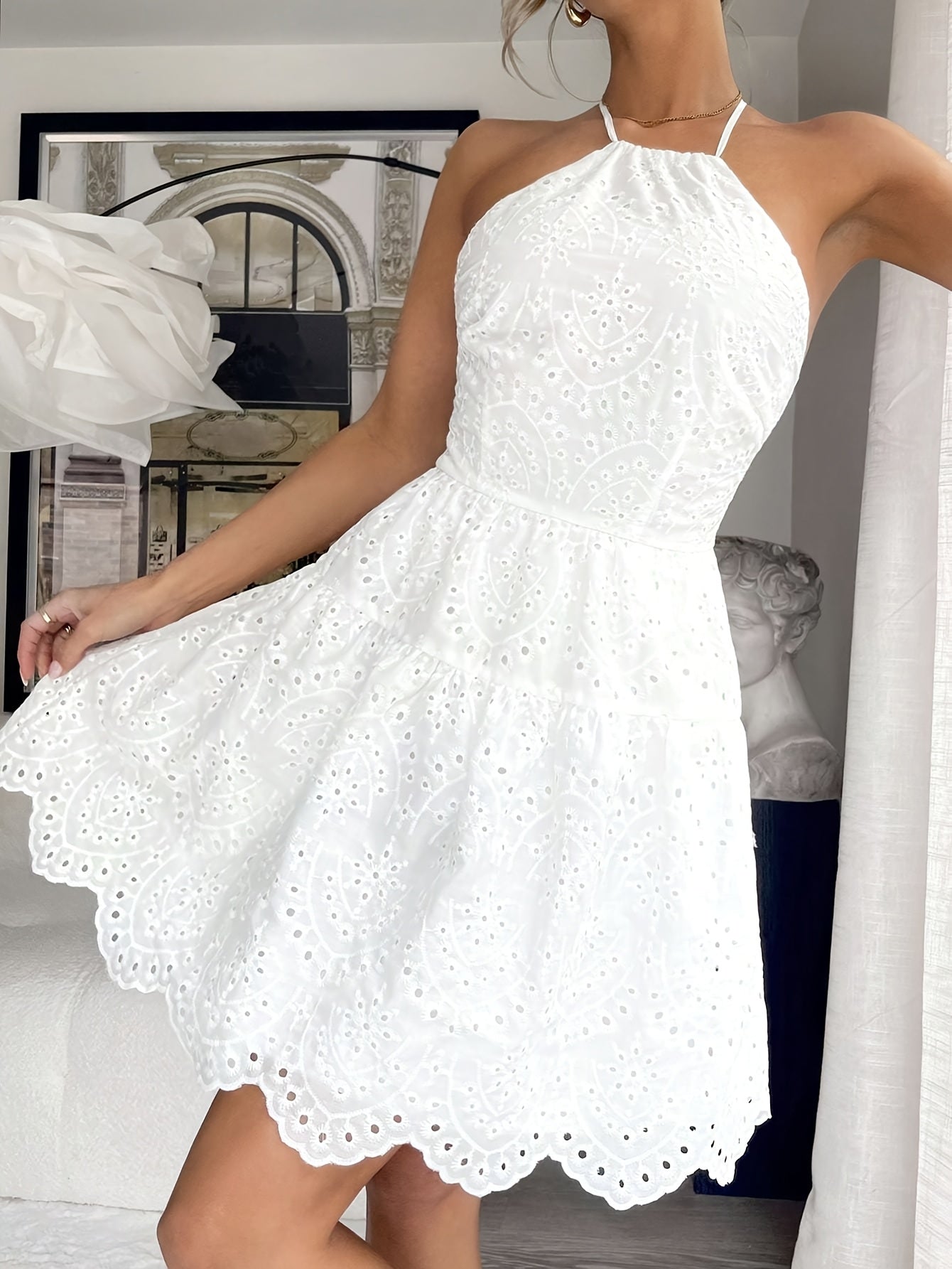 Yoz va bahor uchun gullar bilan bezatilgan, qirralari qirrali, yelka bog'ichli, qiyshiq A-line mini oq ko'ylak. Mashinada yuvish mumkin, polyester, noan'anaviy nafis kiyim.