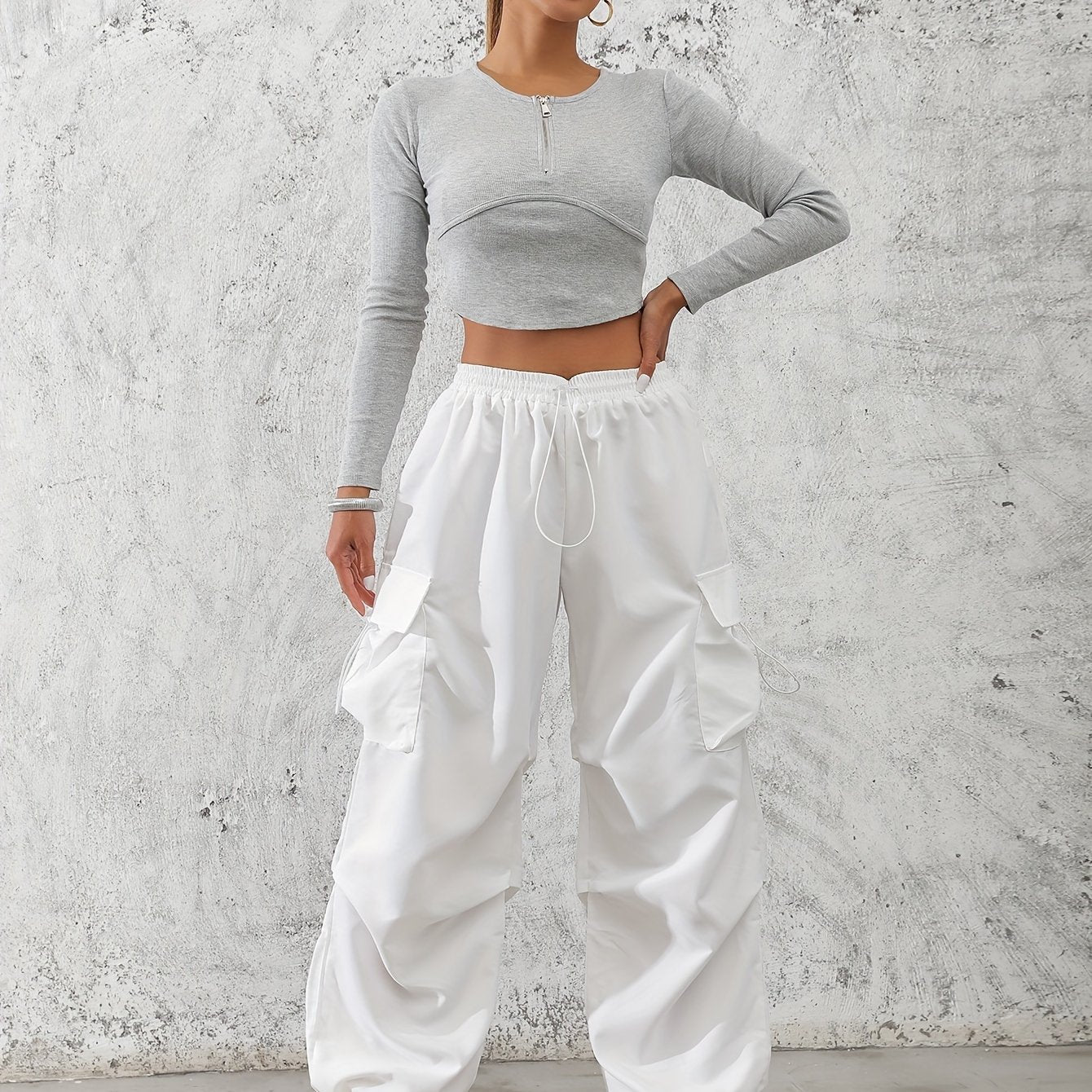 Ayollar uchun bir rangli tasodifiy qopqoq cho'ntakli yuk shimlari.