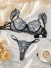 Xonimlar uchun ipdan to'qilgan va tasodifiy bosma bilan bezatilgan gullar bilan bezatilgan intim to'plami kattalar uchun mos keladi.