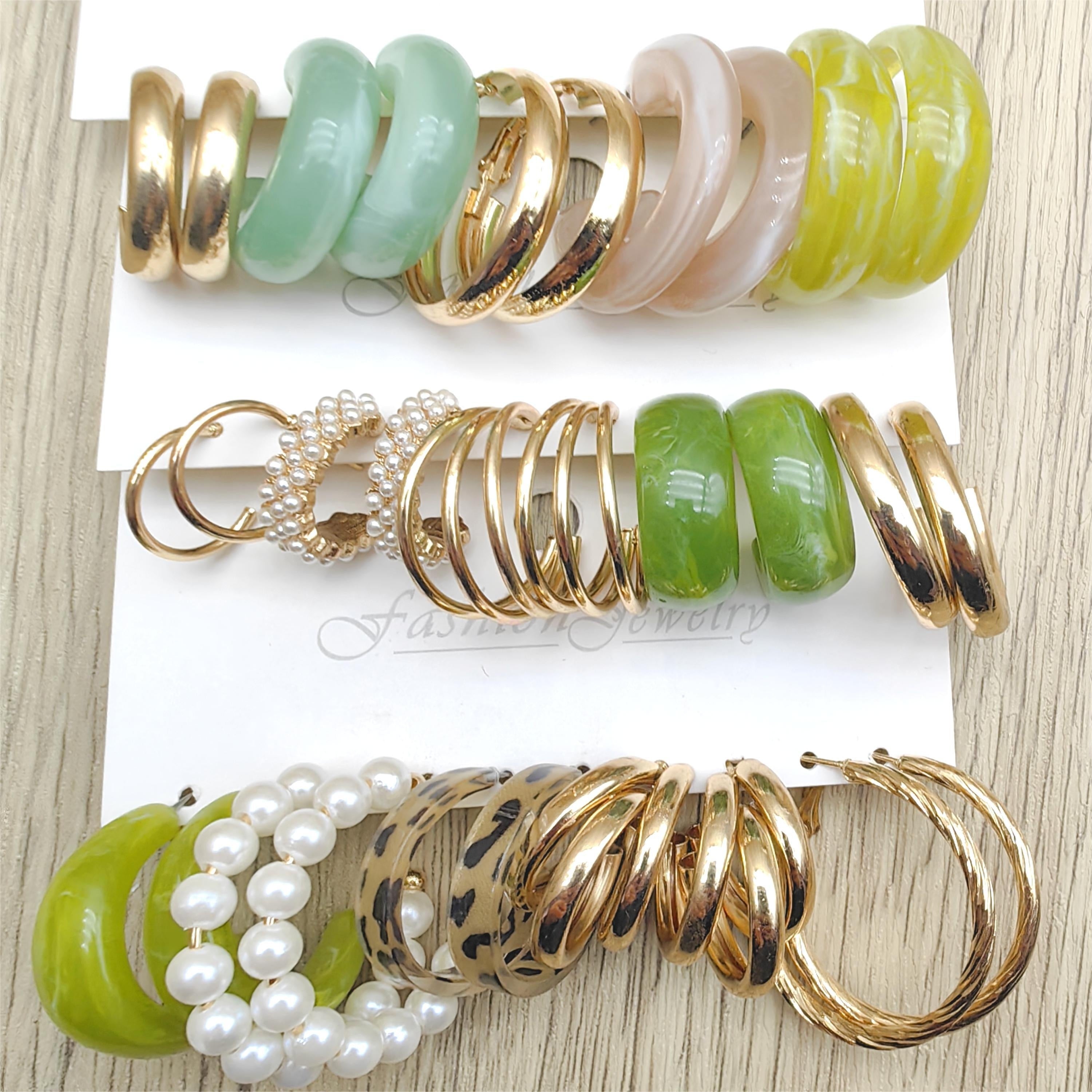 15 ta nafis rezina qotishma halqa sirg'alar to'plami, soxta marvarid doira dizayni bilan, ayollarning kundalik kiyimlari uchun vintage nafis uslubini namoyish etadi.