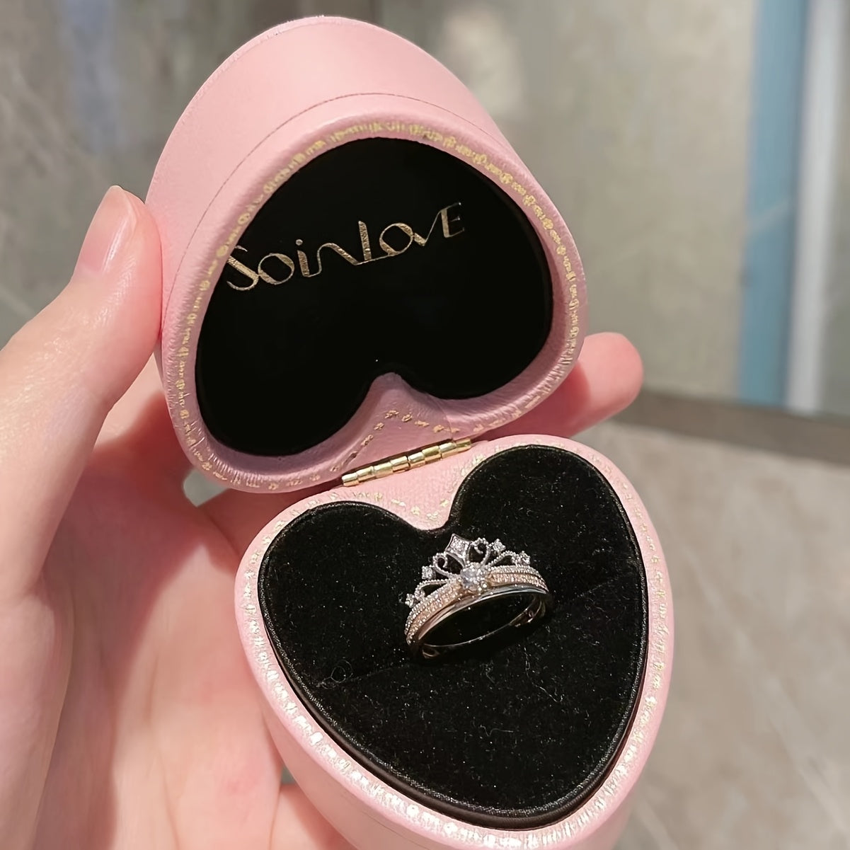 Chiroyli 0.3CT S925 Sterling Silver Moissanite Qal'a Yondiruvchi Ikki Qavatli Halqa, 18K Oltin Qoplama, Sintetik Avgust Tug'ilgan To'pi, Partiyalar va Halloween uchun Mukammal, Har Mavsumda Mos Kelayotgan