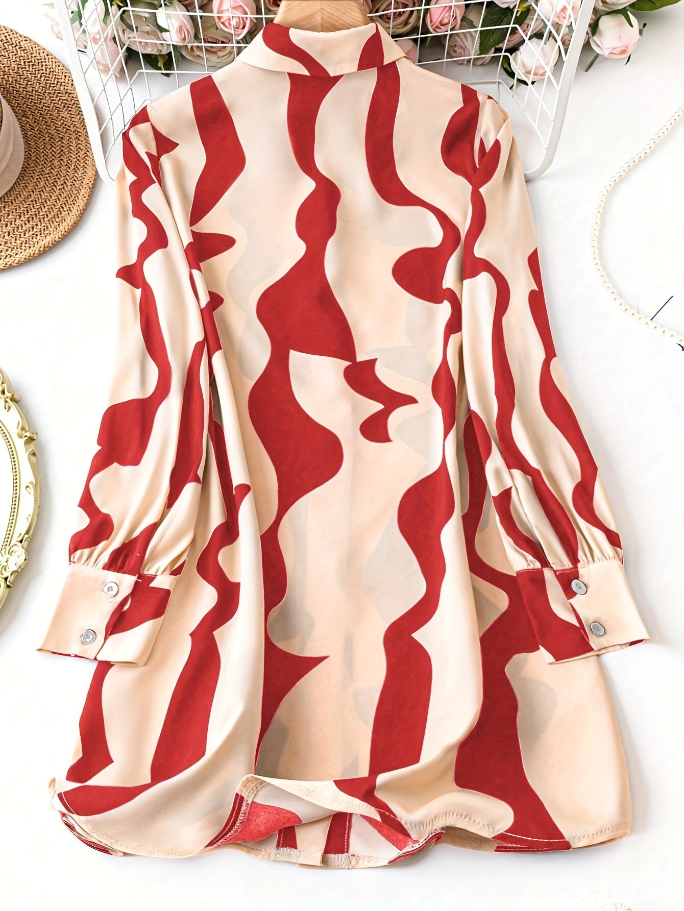 Ayollar uchun zamonaviy gullar naqshidagi uzun qo'lqonli ko'ylak, bahor va kuz uchun ideal, tasodifiy polyesterdan tayyorlangan, tugmachali yelka bilan, mashinada yuvish mumkin.