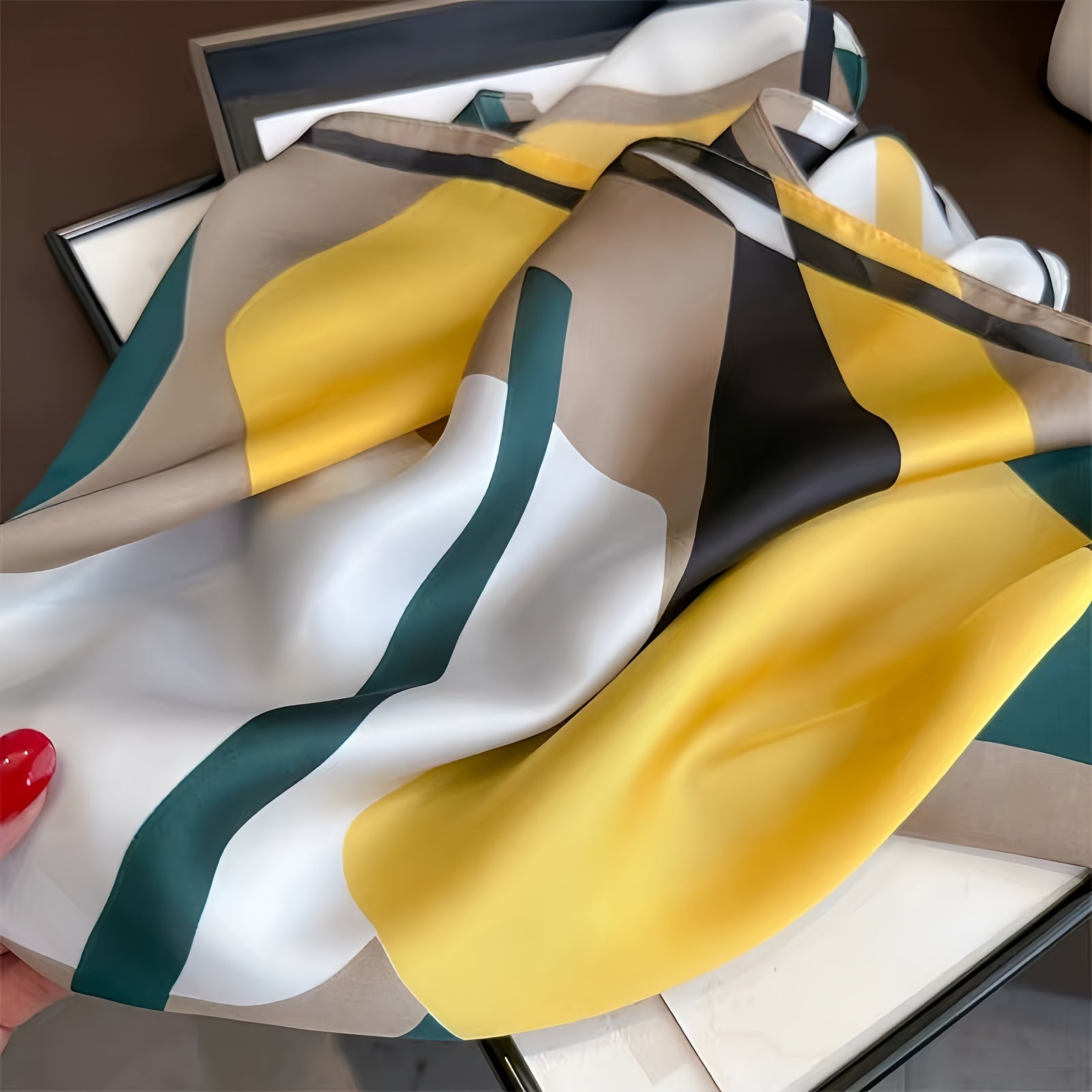 Ayollar uchun geometrik satinning kvadrat sharf 69.98cm yumshoq silliq moda bo‘yi bandana shalvar