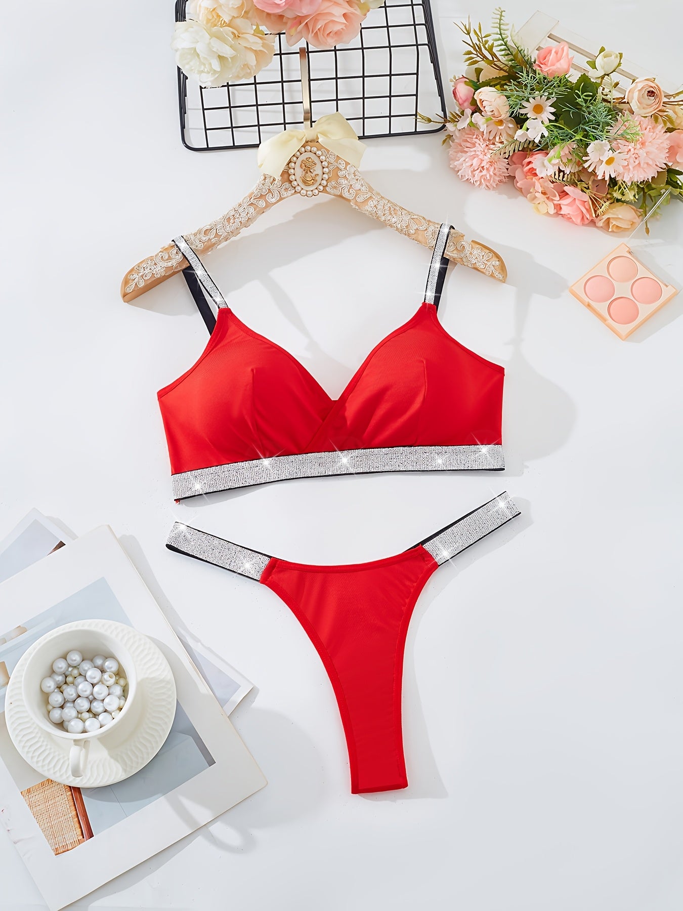 Стильный серебристый комплект нижнего белья для элегантных женщин, высокомодная повседневная одежда из полиэстерового трикотажа, однотонный бралетт и стринги.