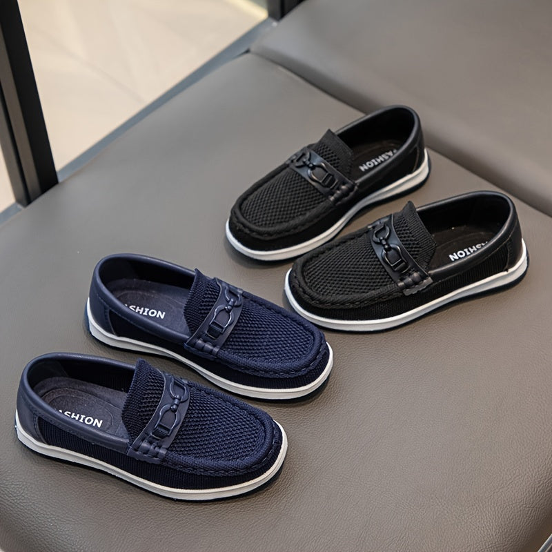 Erkaklar uchun slip-on loafers nafas oladigan mato, engil dizayn, dumaloq barmoq, past yuqori, TPR taglik bilan ajralib turadi. Kundalik va biznes kiyimlari uchun mos bo'lib, minimalist uslubda har kuni qulaylik ta'minlaydi.