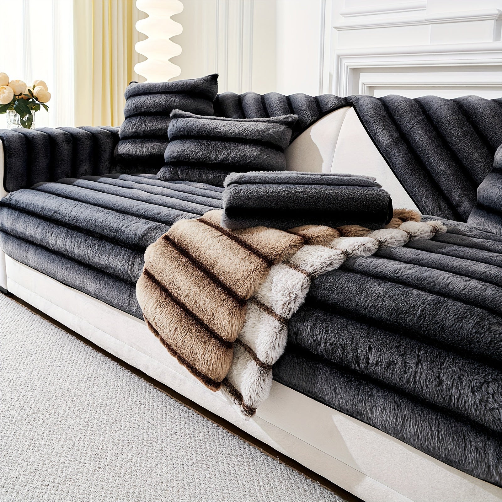 Мягкий, дружелюбный к питомцам чехол для дивана из искусственного мутона с шерповым флисом для диванов на одно-четыре места. Машинная стирка и нескользящий.