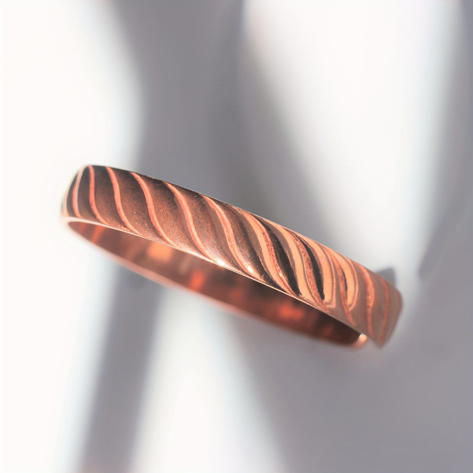 Zamonaviy misdan yasalgan bilaguzuk, ajoyib binafsha rangida, erkaklar va ayollar uchun mos. Har kuni kiyish uchun yoki partiyalar uchun sovg'a sifatida ideal, bohem va minimalist uslubining aralashmasini o'z ichiga oladi.