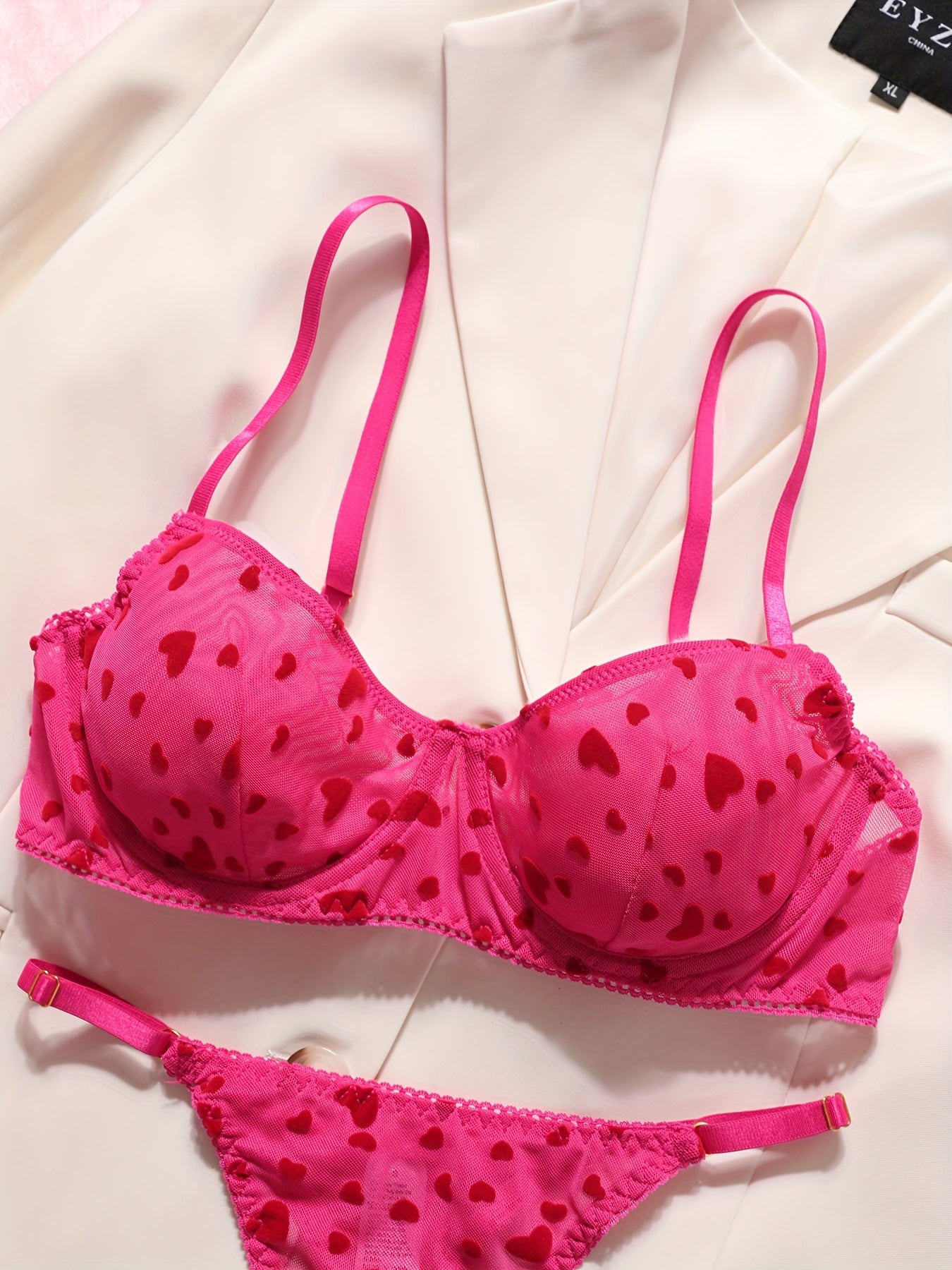 Tarmoq sevgi naqshli, orqasiz ichki kiyim to'plami, spaghetti bilaklari va thong. Jinsiy intim kiyim izlayotgan ayollar uchun mukammal.