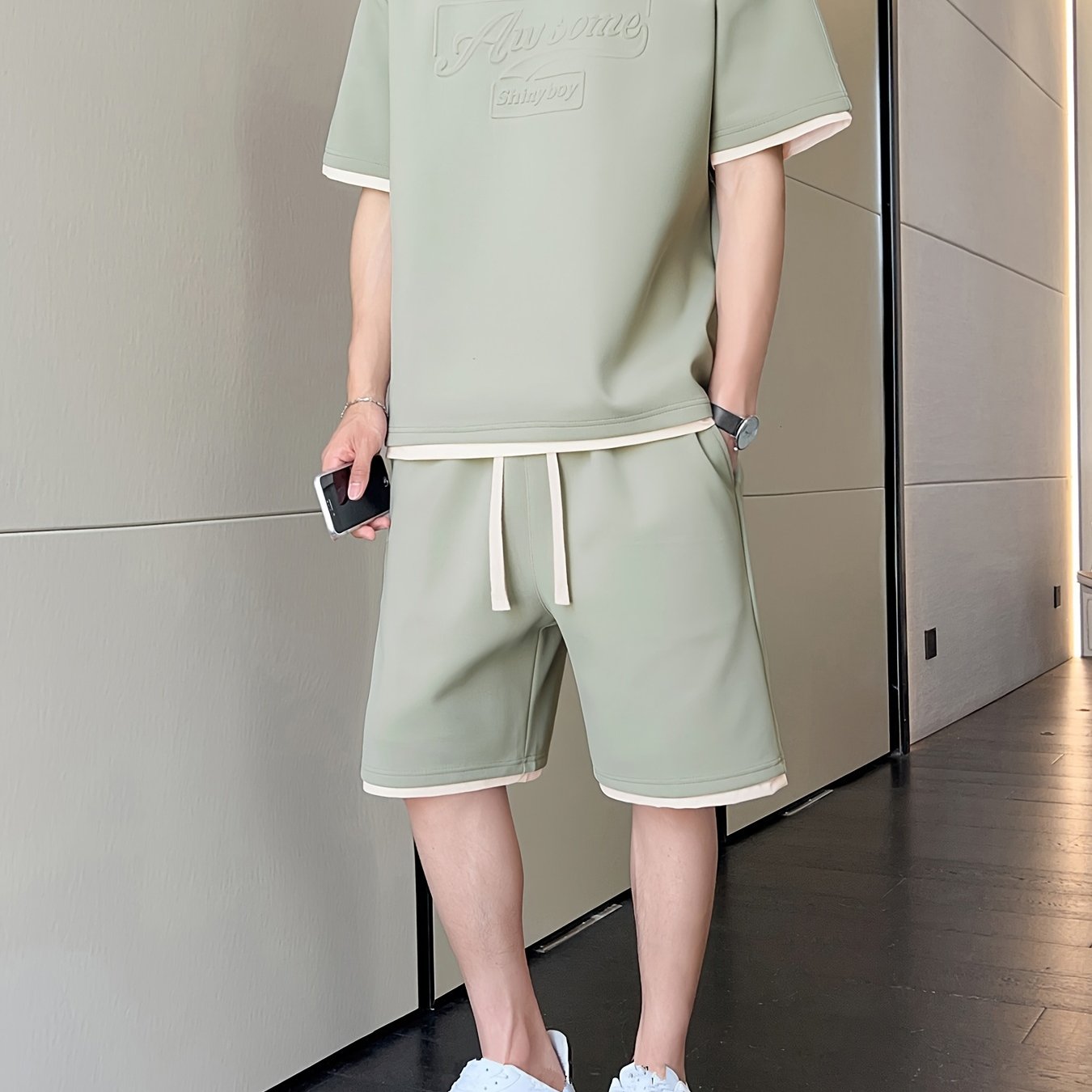 Yengil kulrang "DREAMS" printli erkaklar tasodifiy sport kiyim to'plami. 100% polyesterdan tayyorlangan, mashinada yuvish mumkin. Yozgi kiyim uchun mukammal.