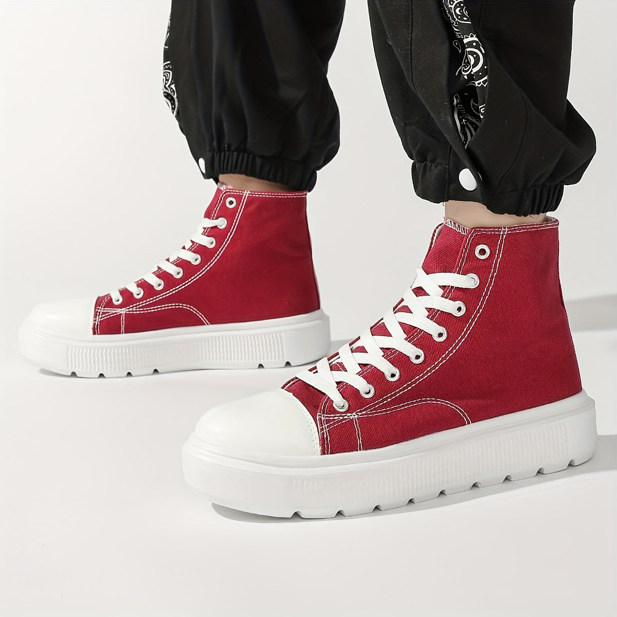 Erkaklar uchun tasodifiy bog'ichli ochiq havoda kiyiladigan poyabzal, nafas oladigan mato ustki qismi va kundalik qulaylik uchun engil EVA taglikka ega.