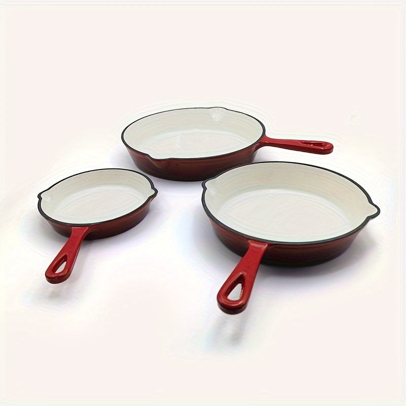 Набор из трех чугунных сковородок с эмалевым покрытием красного и кремового цветов, размером 15,24 см, 20,32 см и 25,4 см. Можно использовать на плите и в духовке.