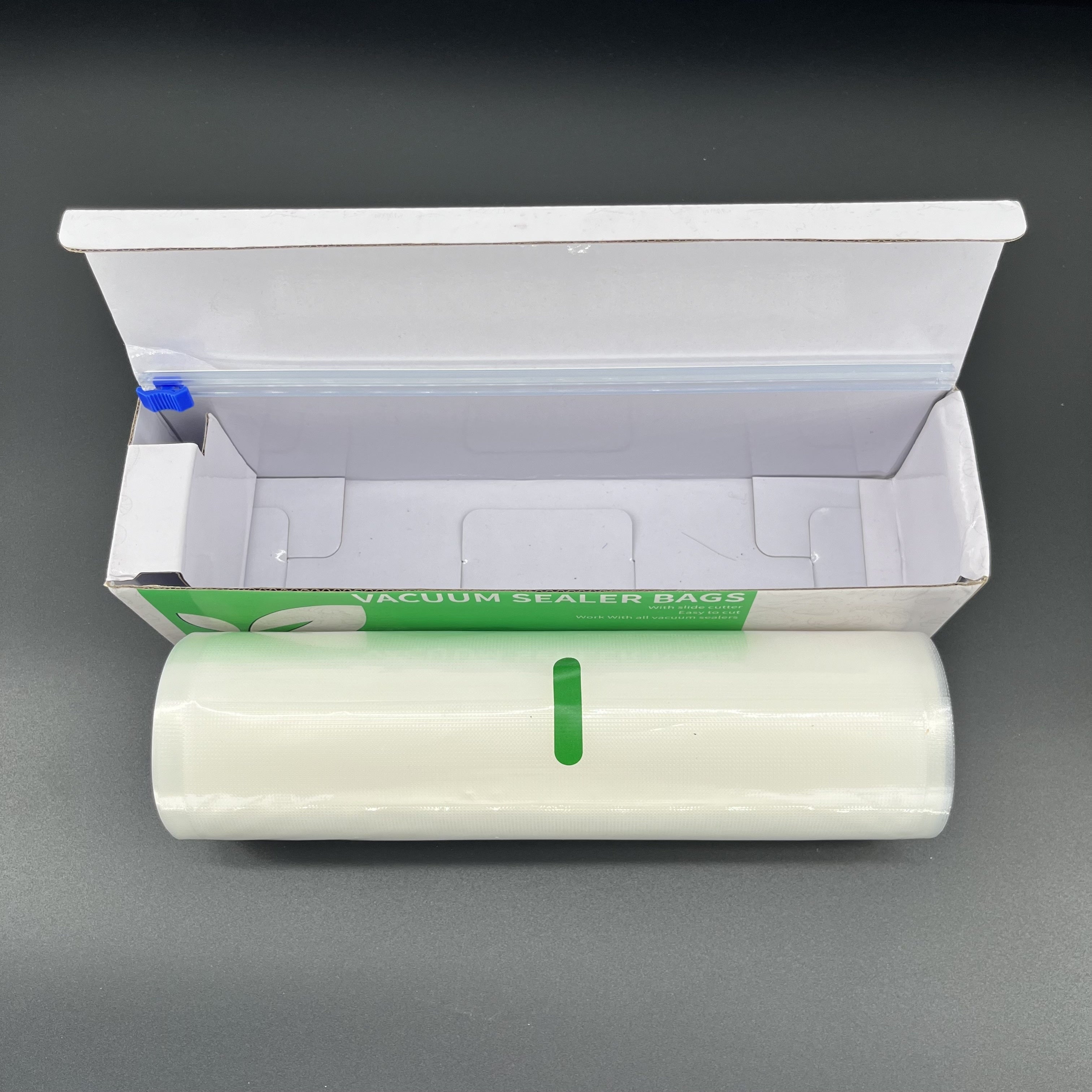 Одно рулон ПЭ+ПА вакуумных пакетов с резаком, 28x1500 см, для долговременного хранения продуктов и сохранения свежести. Прозрачная упаковка из прочного материала.