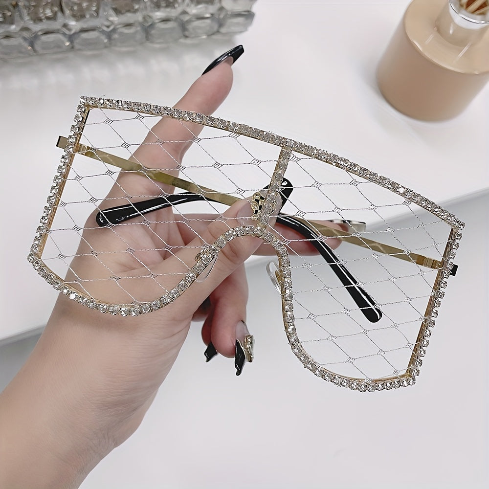 Ayollar moda shili bilan tarmoq va rhinestones bilan partiyaga va prom uchun