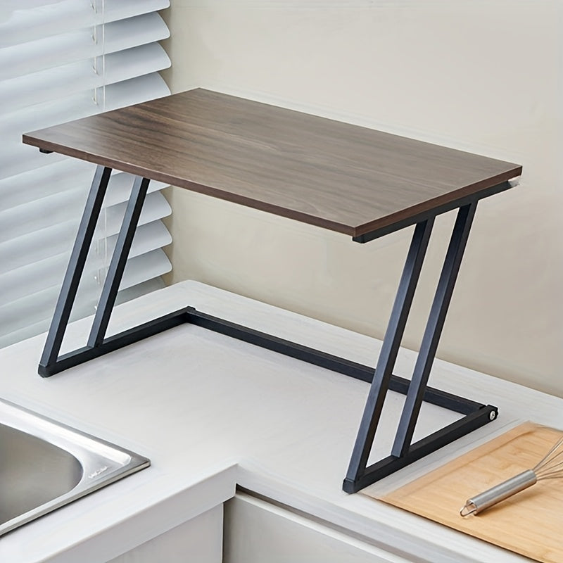 Oʻrmonli mikrotoʻlqinli pech uchun saqlash javonlari bilan oshxona tashkiloti uchun stol